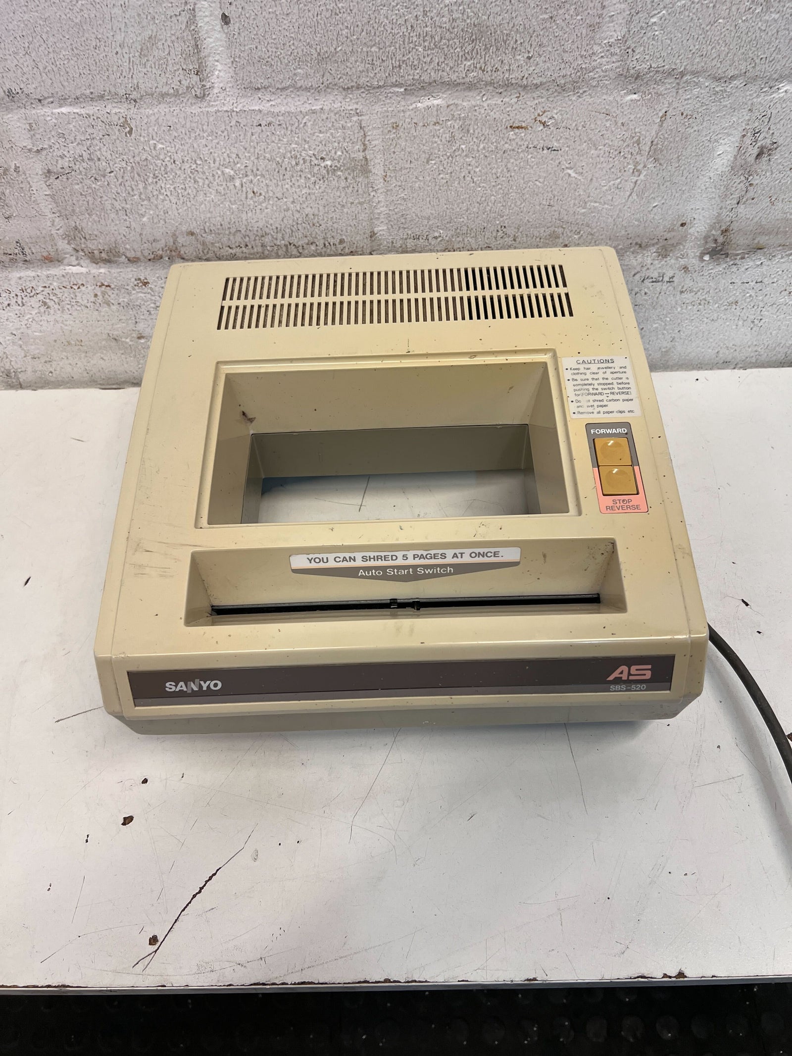 SANYO Compact Beige Paper Shredder with Auto Start Function