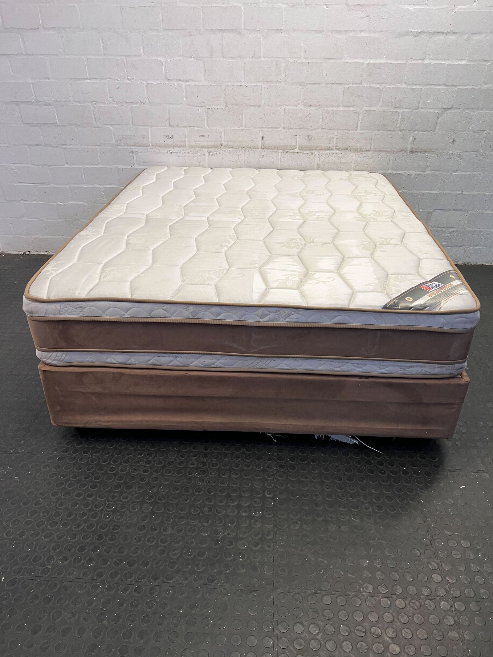 Comfortable Queen-Size Mattress and base with Minor Wear - Perfect for Restful Sleep