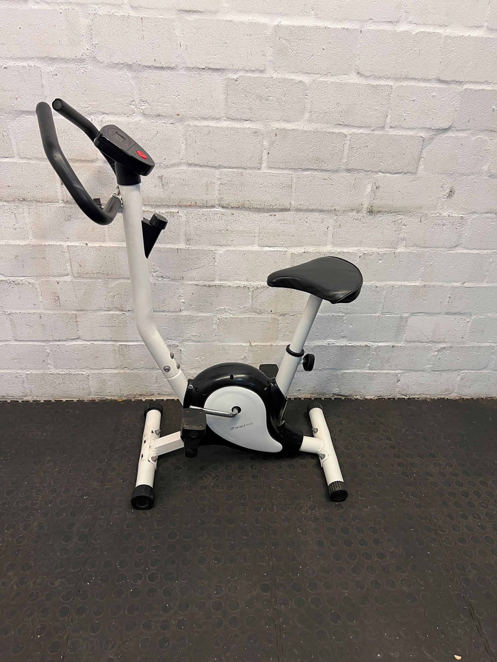 Compact White Exercise Bike with Minor Wear – Perfect for Home Workouts