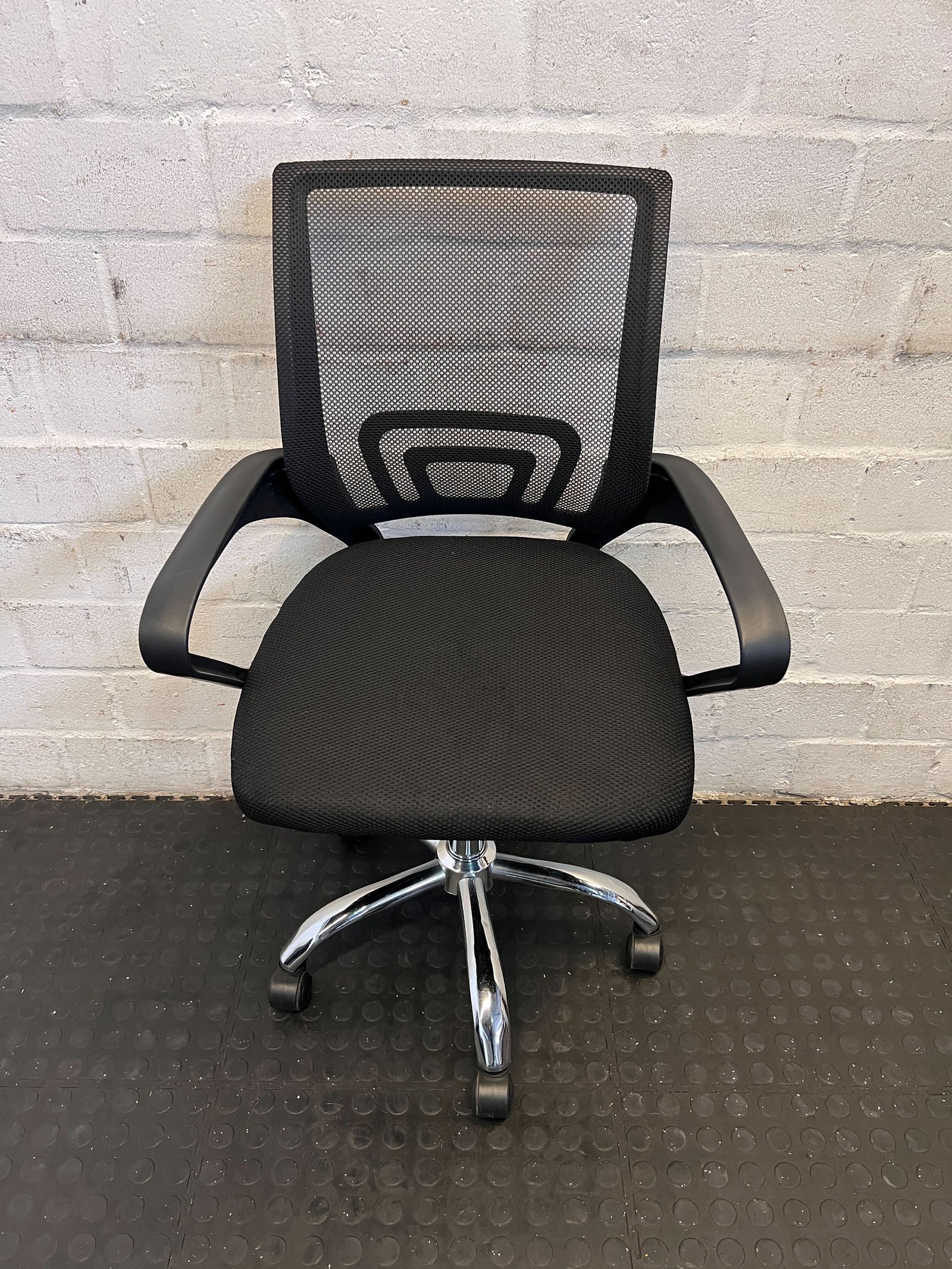 ✅ Ergonomic Black Mesh Office Chair with Minor Wear