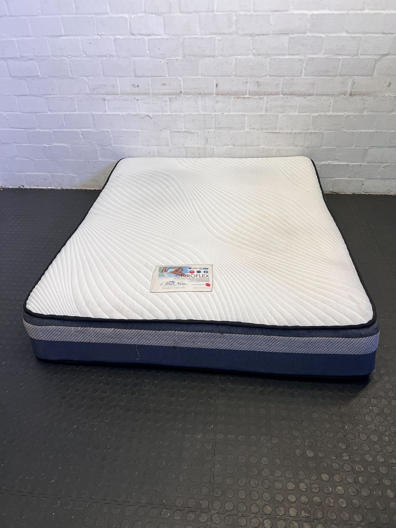 Comfortable Queen-Size Chiroflex Mattress with Minor Stains – Second-Hand Gem!