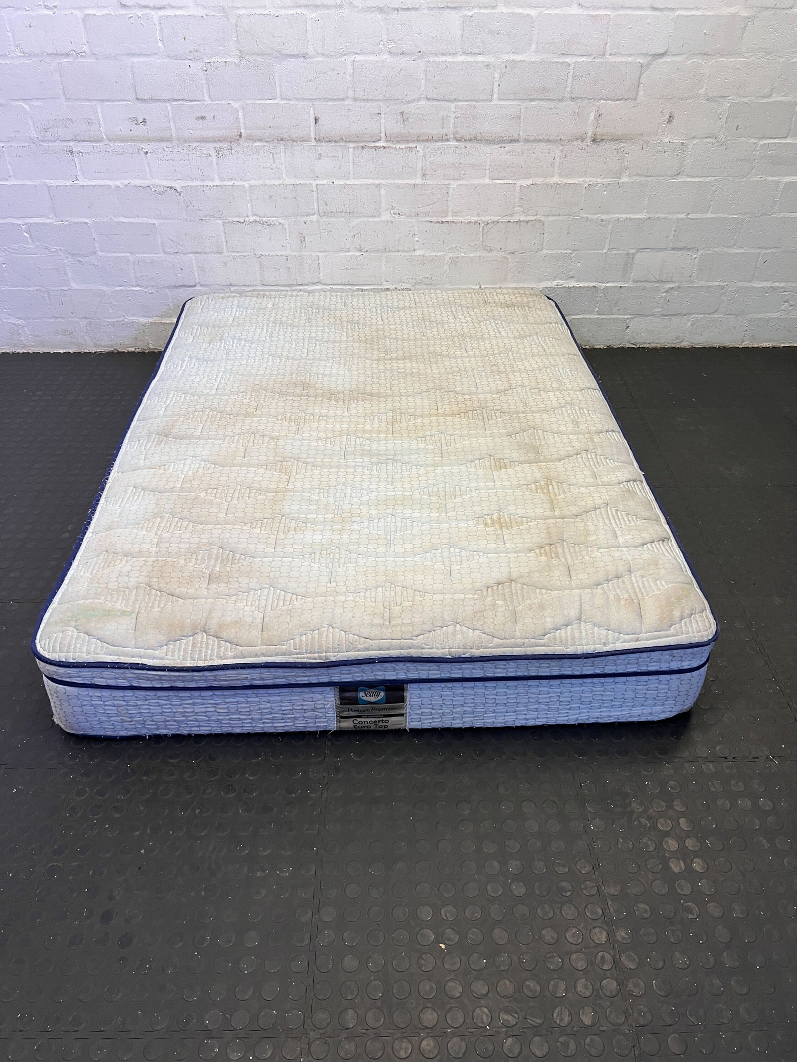 Comfortable Queen Size Mattress with Minor Stains – Affordable Comfort