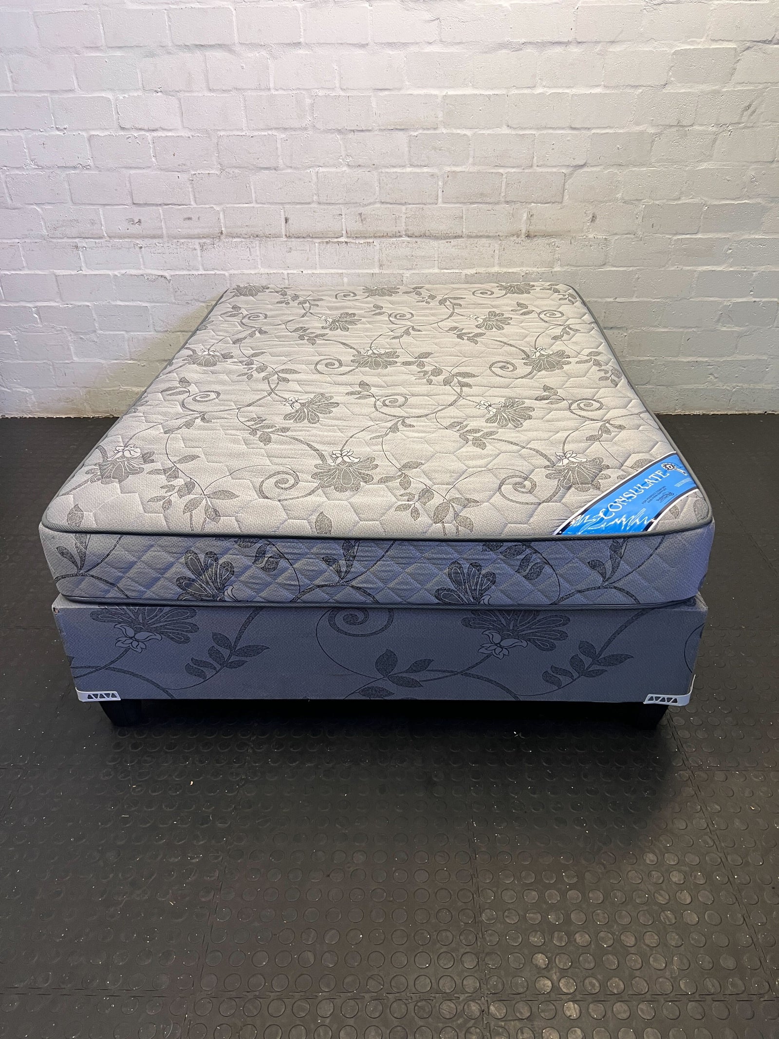 Elegant Double-Size Floral Mattress with Box Spring – Like New