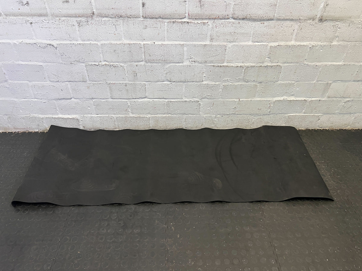 Durable Black Rubber Gym Mat – Slight Wear, Ideal for Workouts