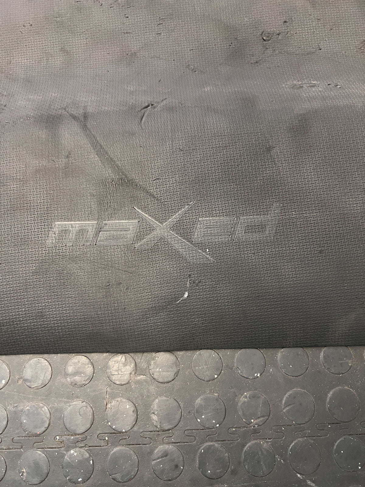 Durable Black Rubber Gym Mat – Slight Wear, Ideal for Workouts