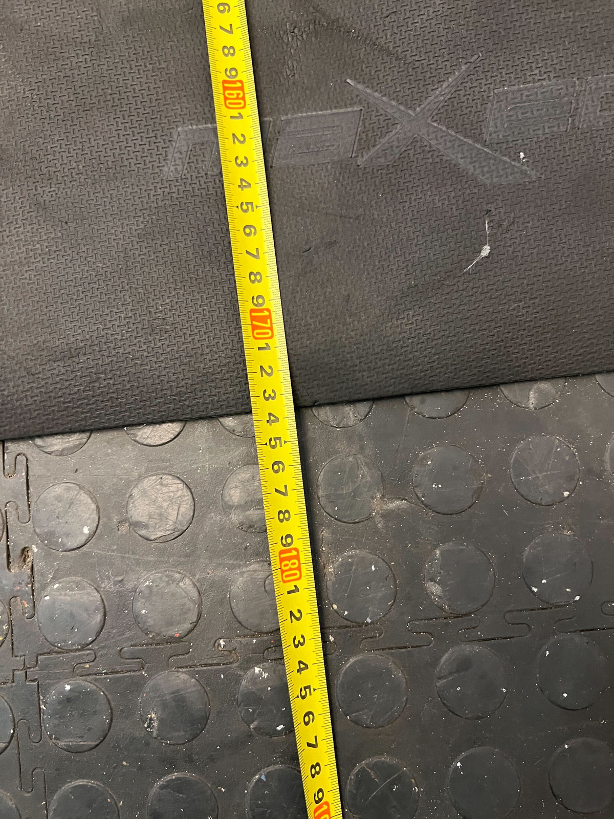 Durable Black Rubber Gym Mat – Slight Wear, Ideal for Workouts