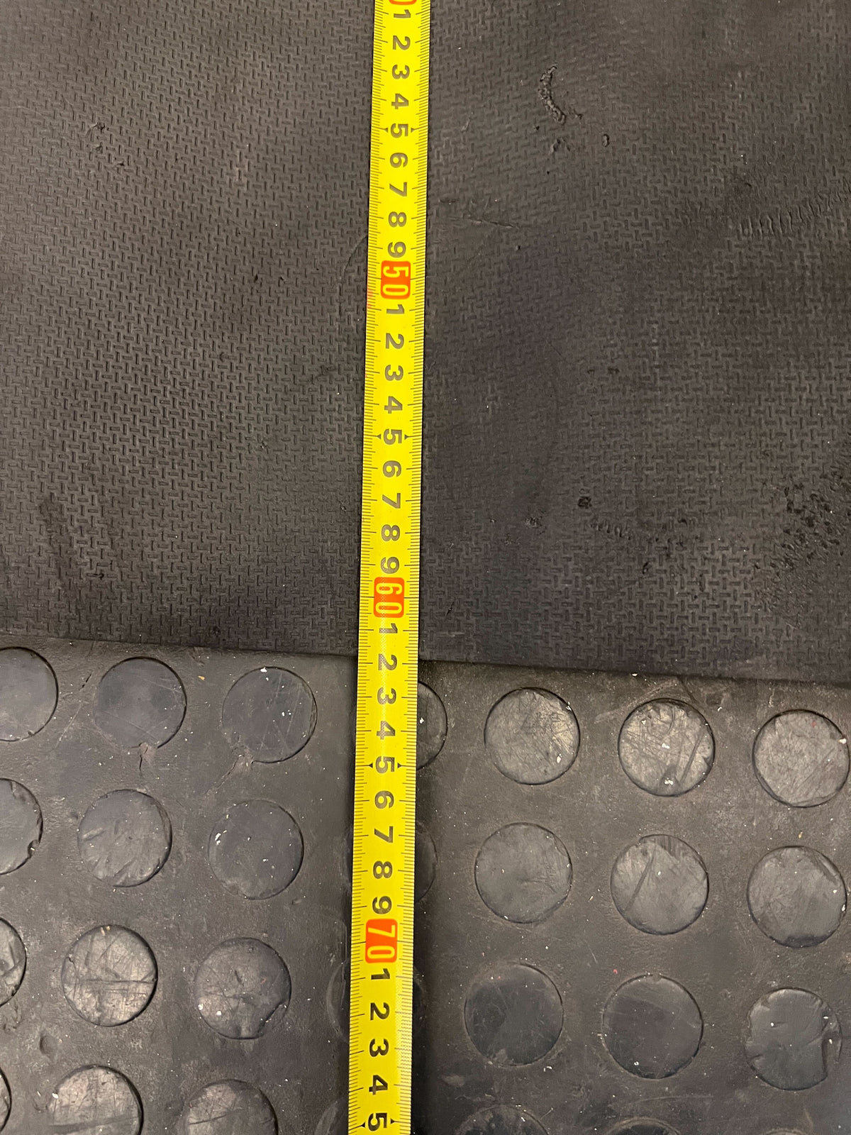 Durable Black Rubber Gym Mat – Slight Wear, Ideal for Workouts