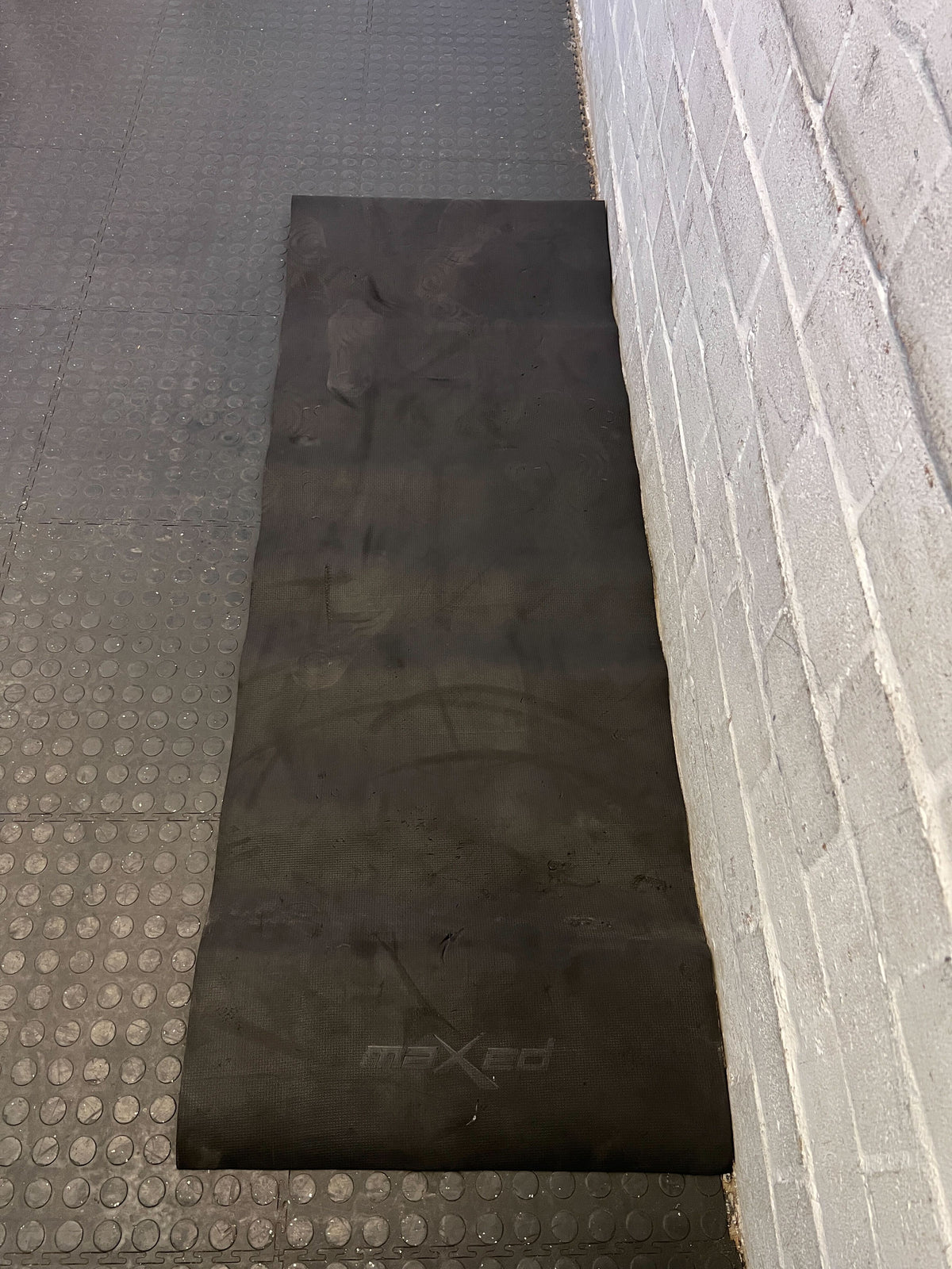 Durable Black Rubber Gym Mat – Slight Wear, Ideal for Workouts