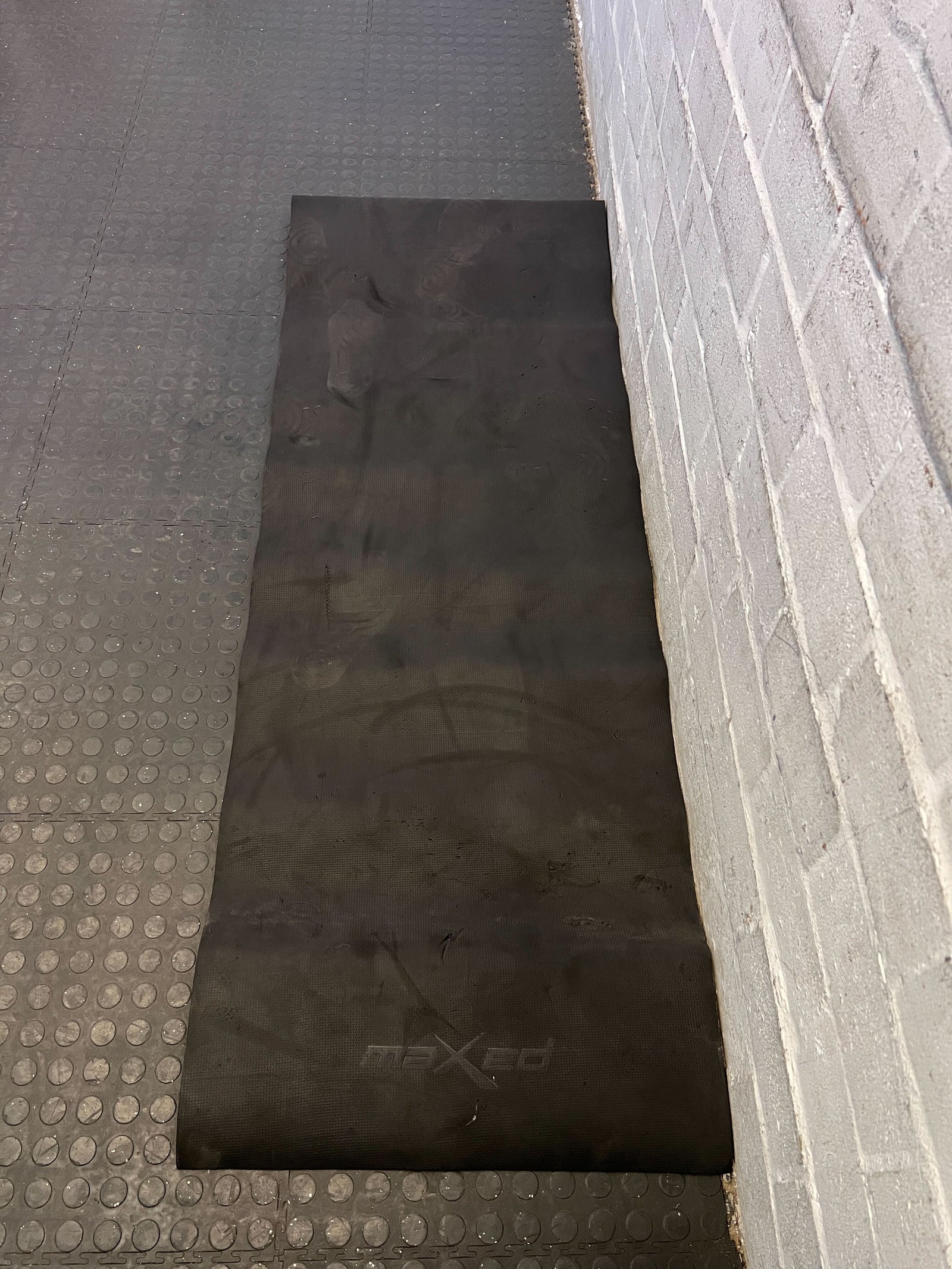 Durable Black Rubber Gym Mat – Slight Wear, Ideal for Workouts