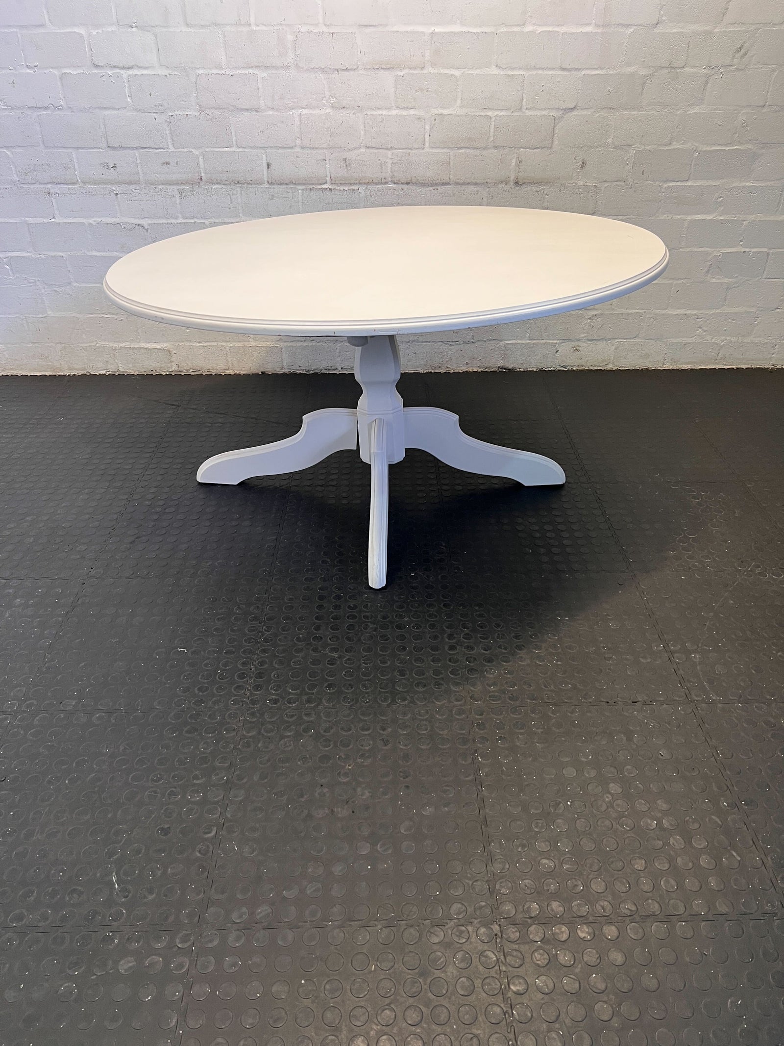 Chic White Round Dining Table with Elegant Pedestal Base - REDUCED - 2ndhandwarehouse.com