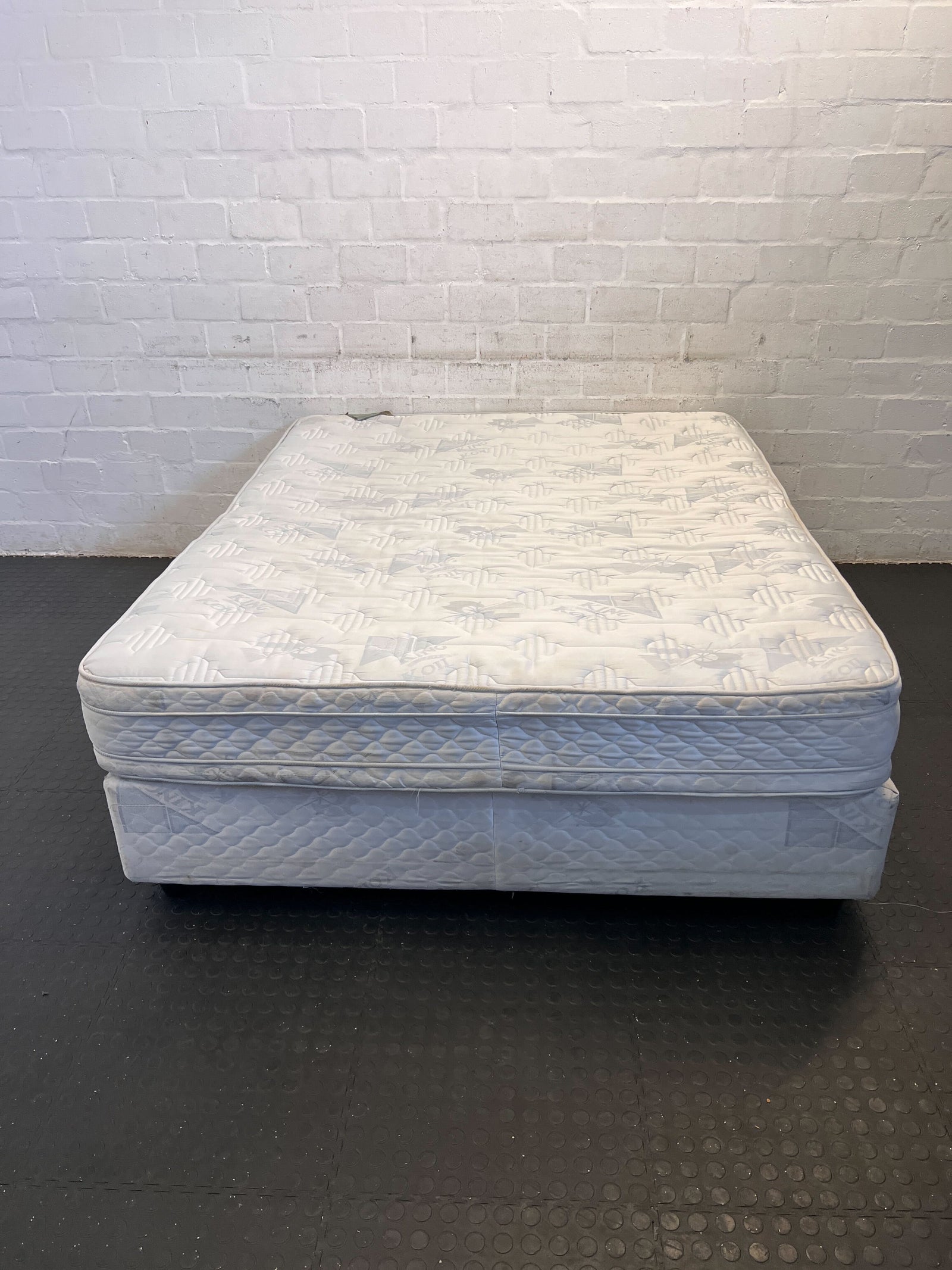 Comfortable White Queen sized Mattress with Minor Wear - Affordable Rest 💼