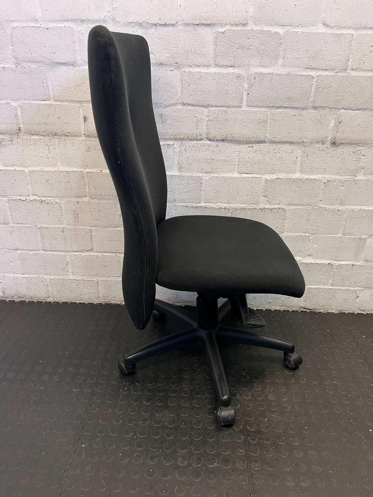 Ergonomic Black Office Chair with Minor Wear – Comfortable & Stylish