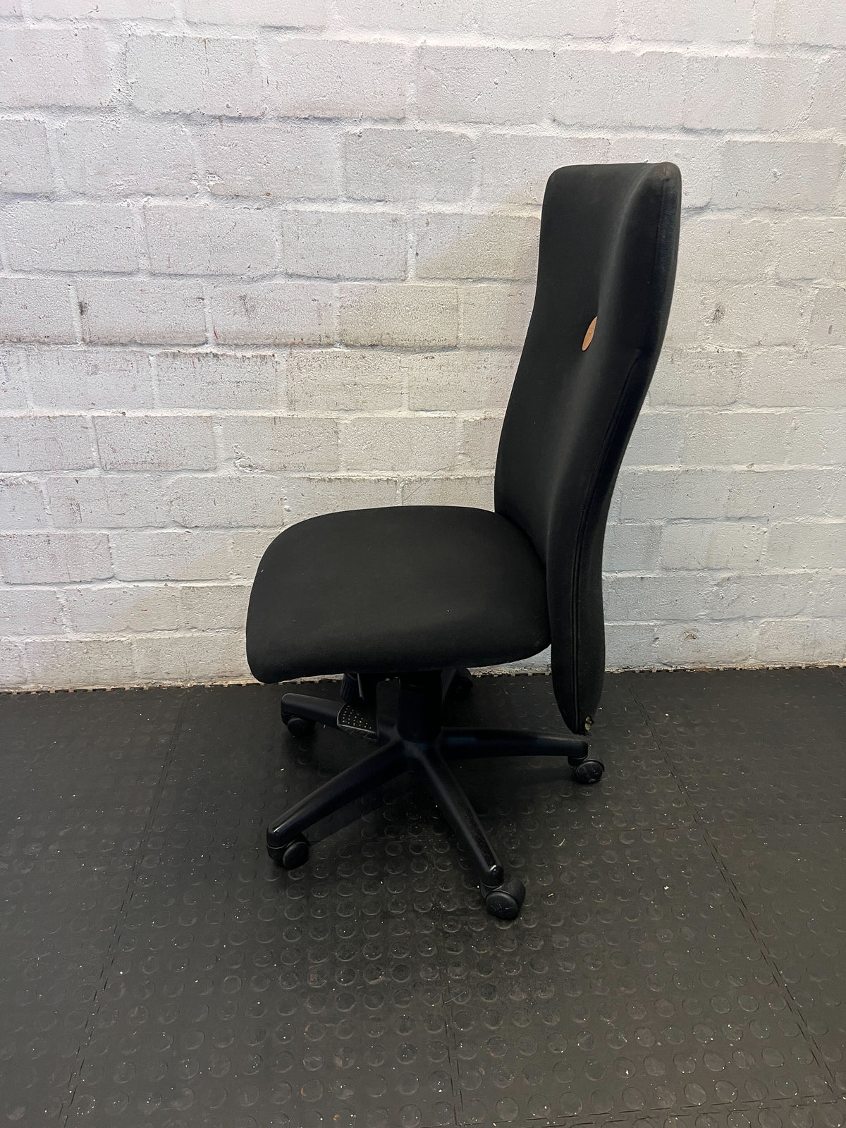 Ergonomic Black Office Chair with Minor Wear – Comfortable & Stylish