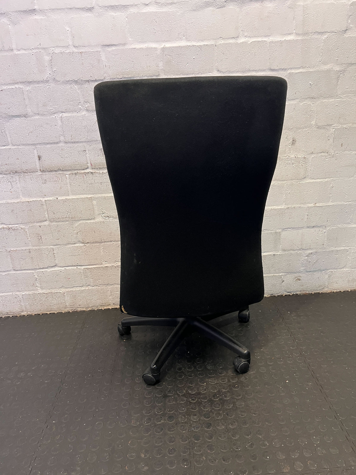 Ergonomic Black Office Chair with Minor Wear – Comfortable & Stylish