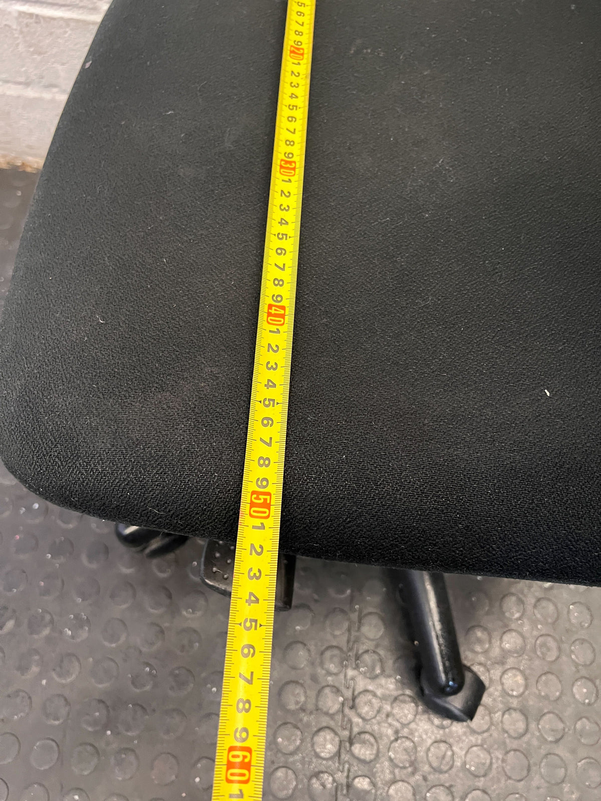 Ergonomic Black Office Chair with Minor Wear – Comfortable & Stylish