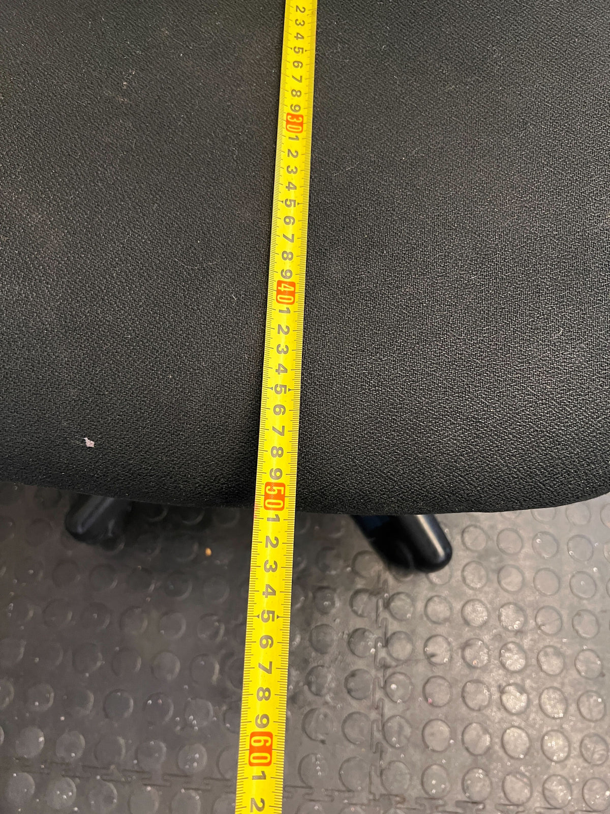 Ergonomic Black Office Chair with Minor Wear – Comfortable & Stylish