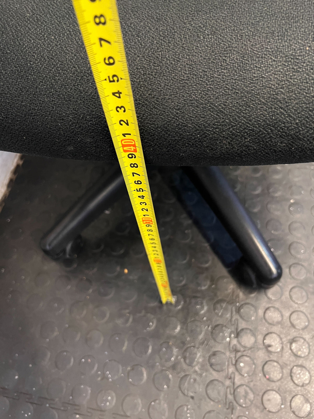 Ergonomic Black Office Chair with Minor Wear – Comfortable & Stylish