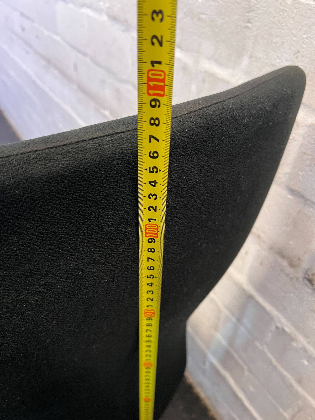 Ergonomic Black Office Chair with Minor Wear – Comfortable & Stylish