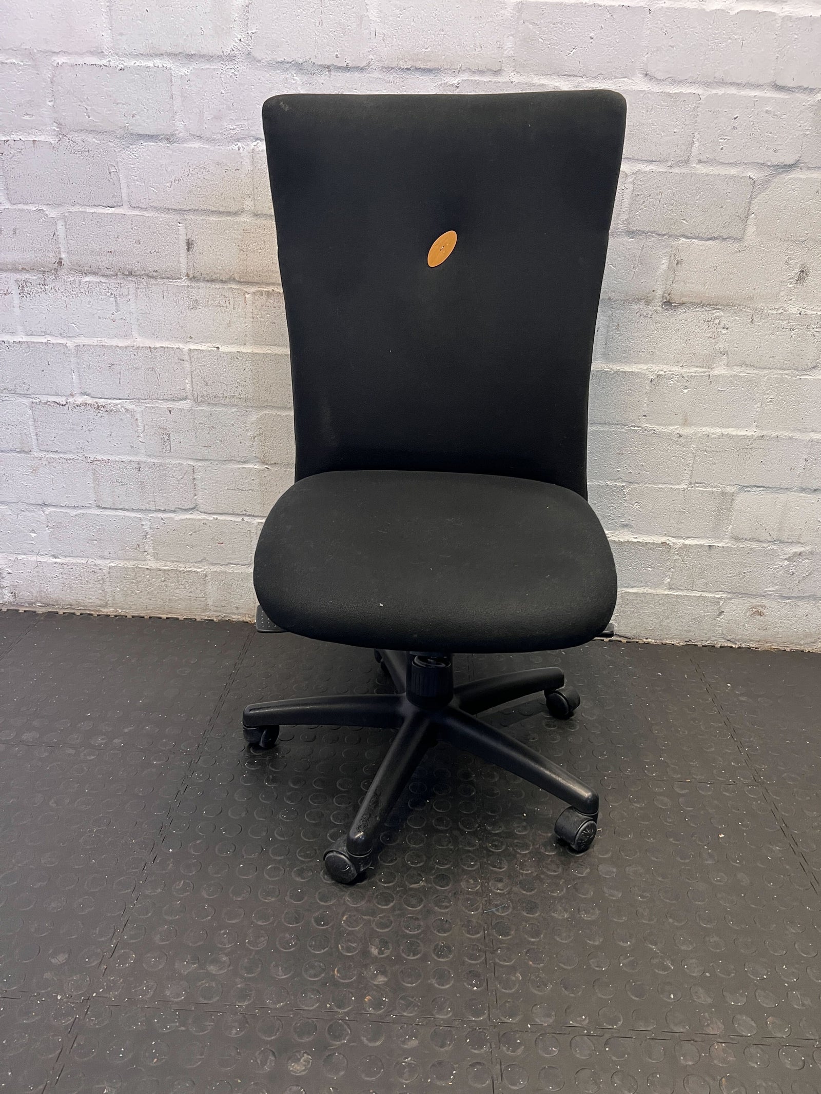 Ergonomic Black Office Chair with Minor Wear – Comfortable & Stylish