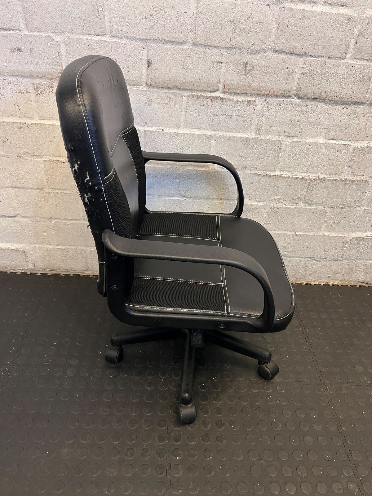 Comfortable Black Office Chair with Minor Wear and Adjustable Height