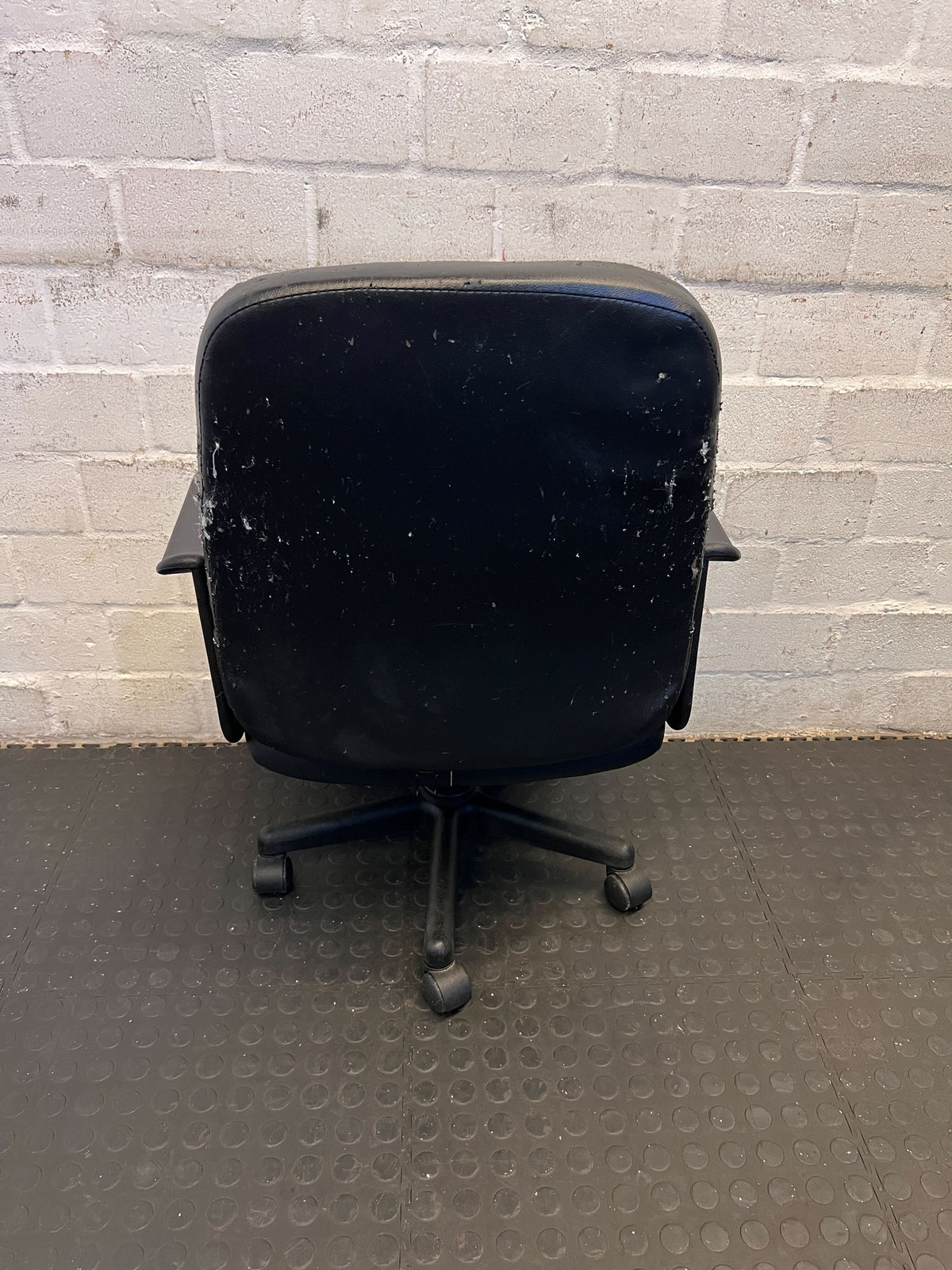 Comfortable Black Office Chair with Minor Wear and Adjustable Height
