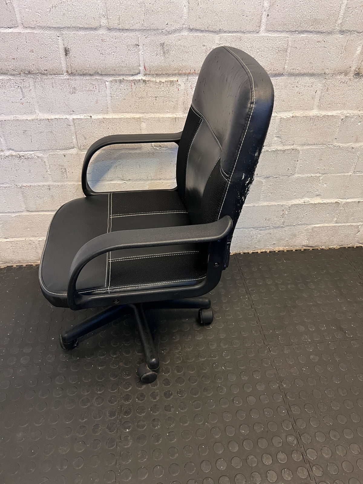 Comfortable Black Office Chair with Minor Wear and Adjustable Height