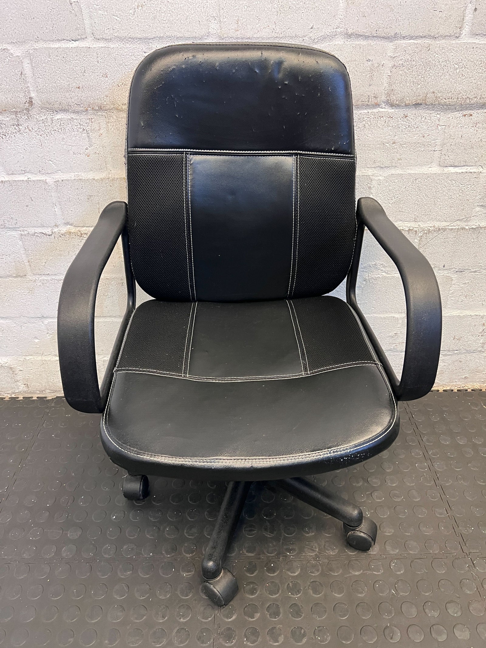 Comfortable Black Office Chair with Minor Wear and Adjustable Height