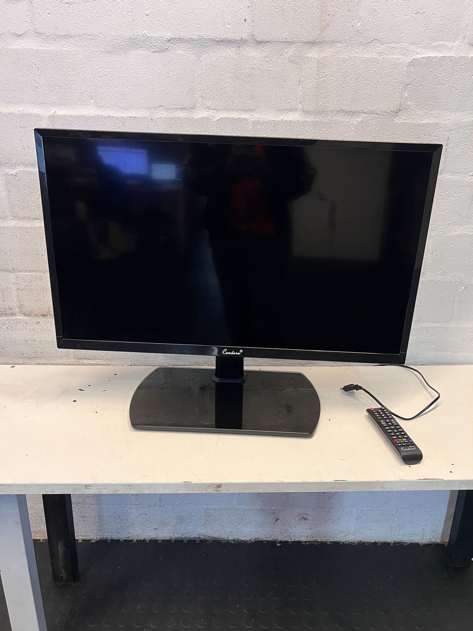 32" Black Condore LED TV with Remote