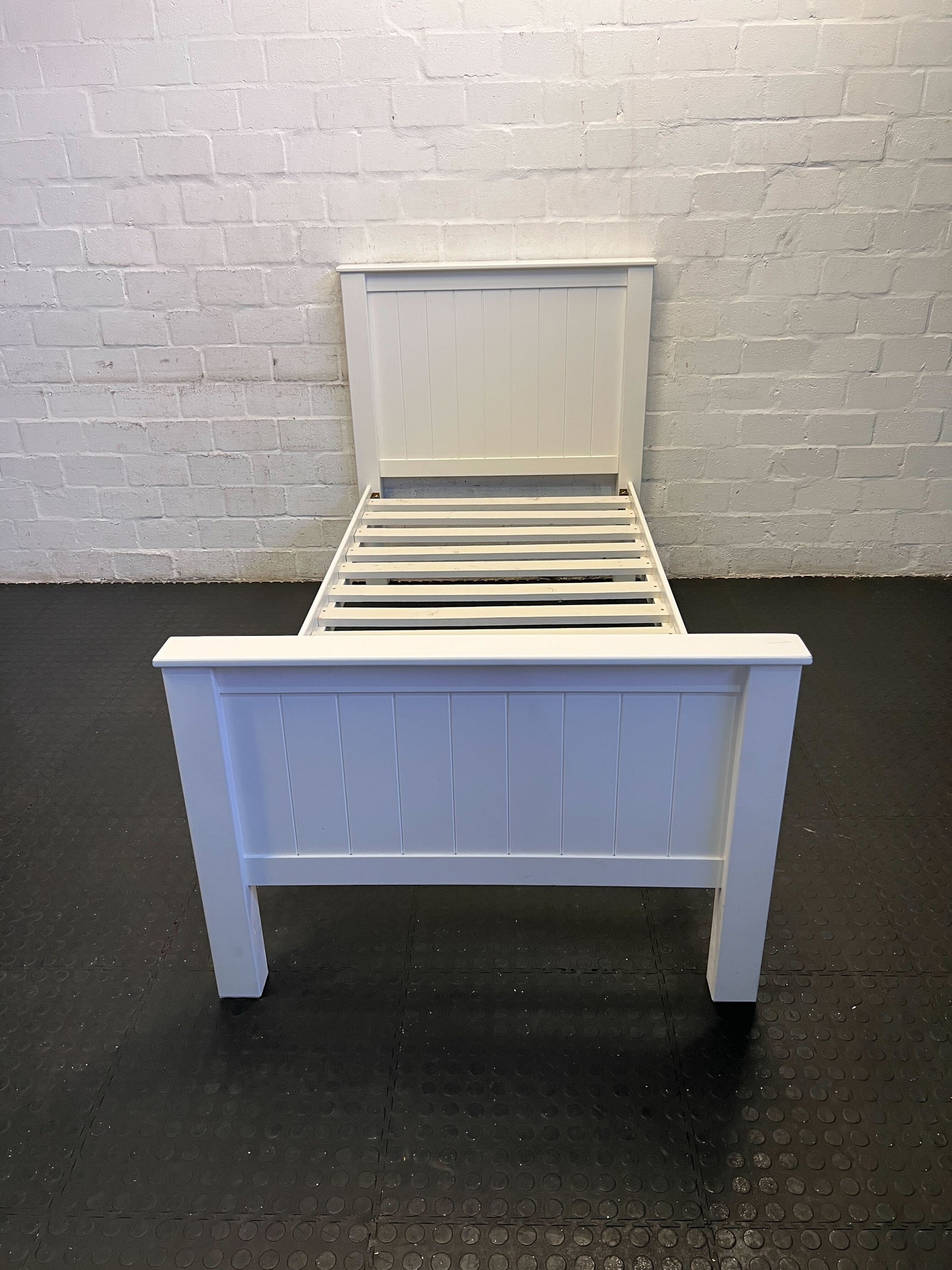 Charming White Wooden Single Bed Frame - Minimal Wear - REDUCED