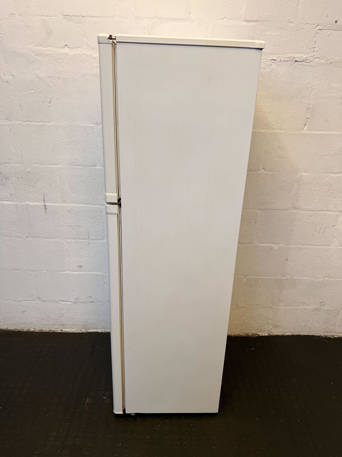 Dixon White Double Door Fridge - Functional with Minor Scratches - 2ndhandwarehouse.com
