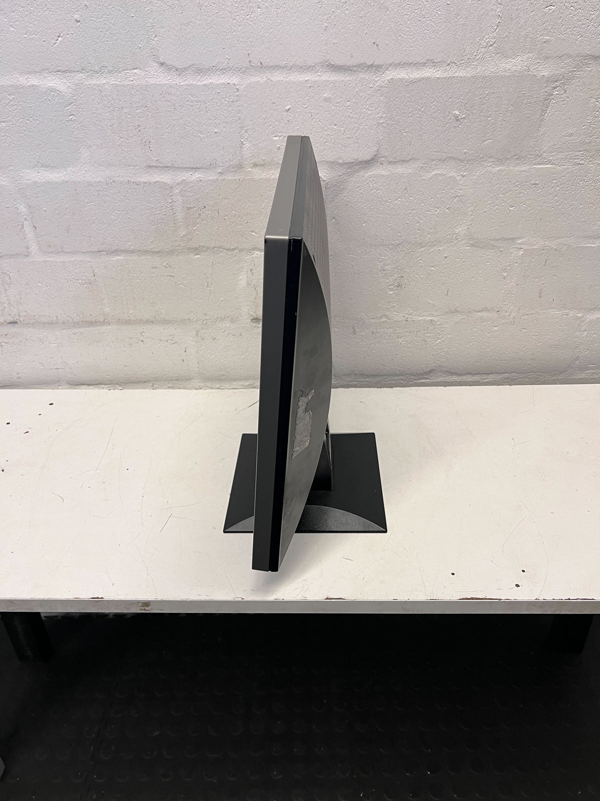 Mecer 19-Inch LCD Monitor – Silver