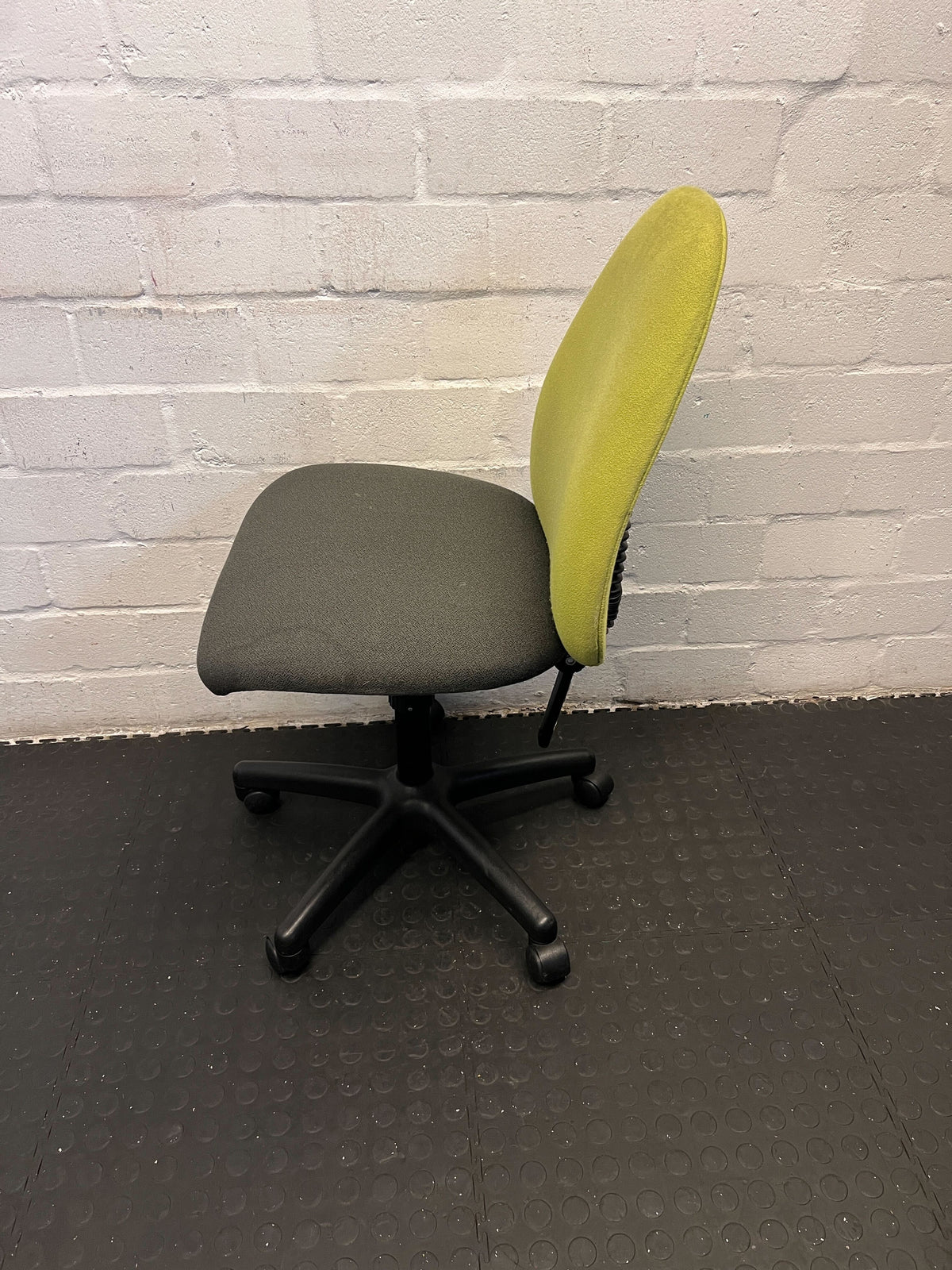 Modern Ergonomic Office Chair in Green and Gray - Minor Wear