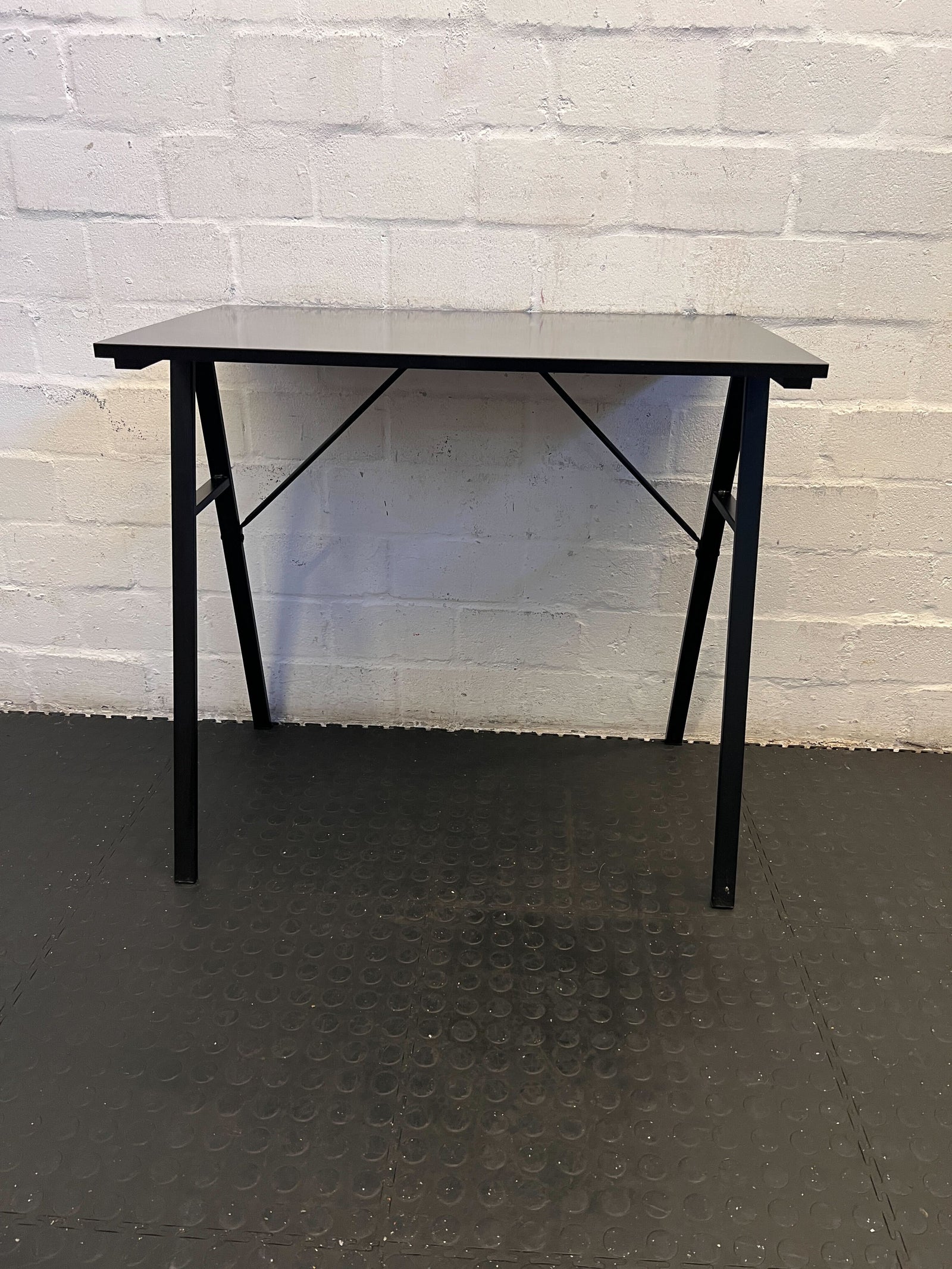 Stylish Black Metal Desk – Minimalist Design, Great Condition