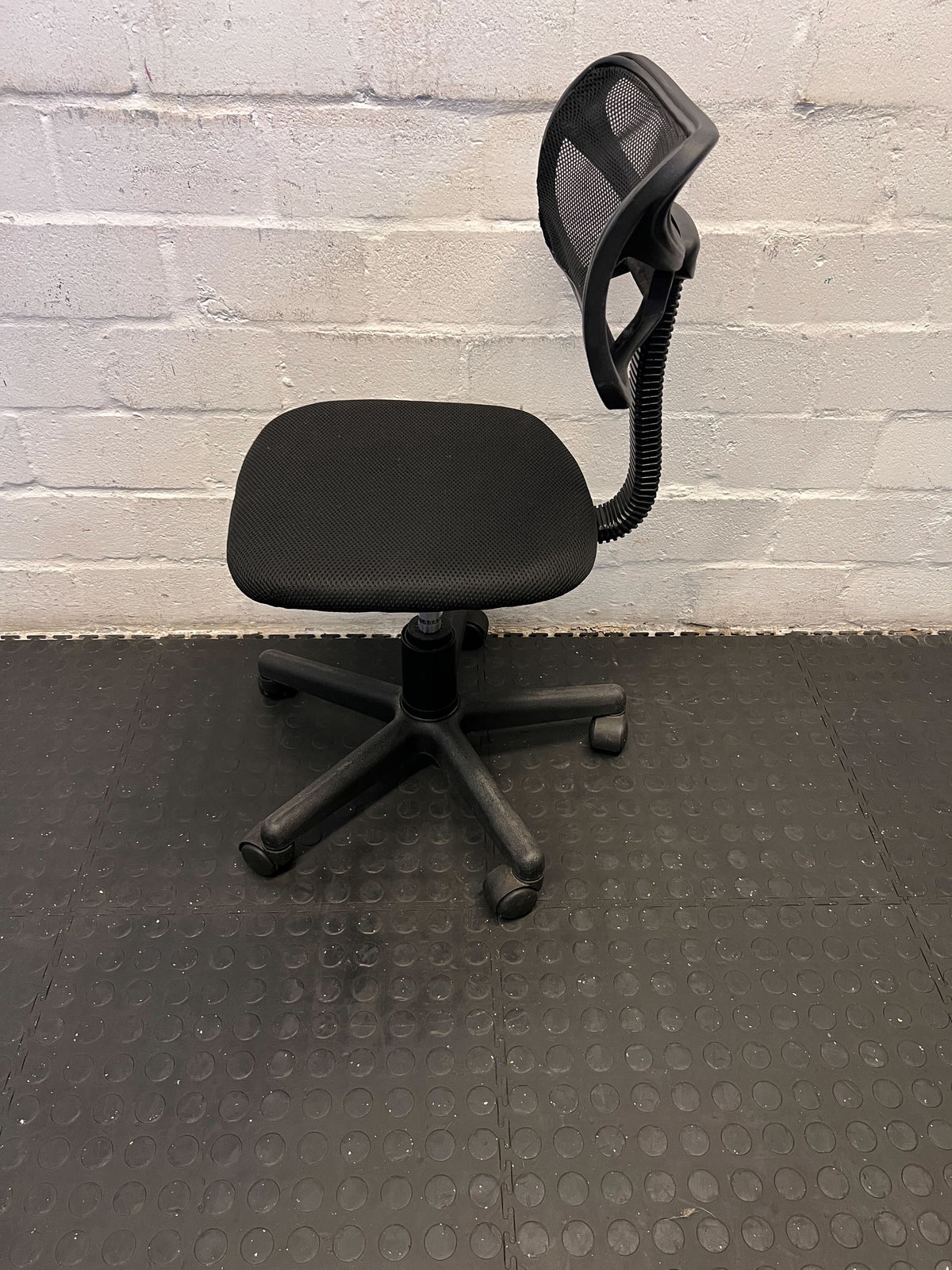 Stylish Black Mesh Office Chair with Adjustable Height