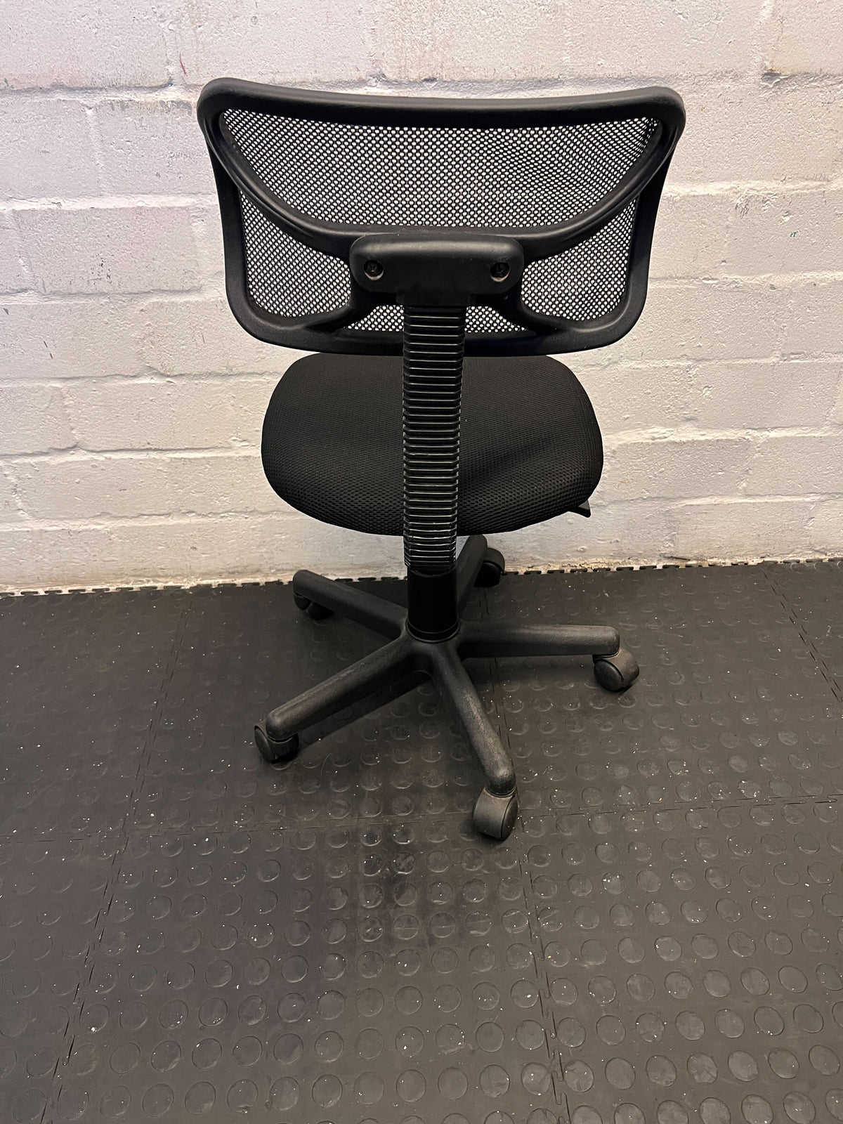 Stylish Black Mesh Office Chair with Adjustable Height