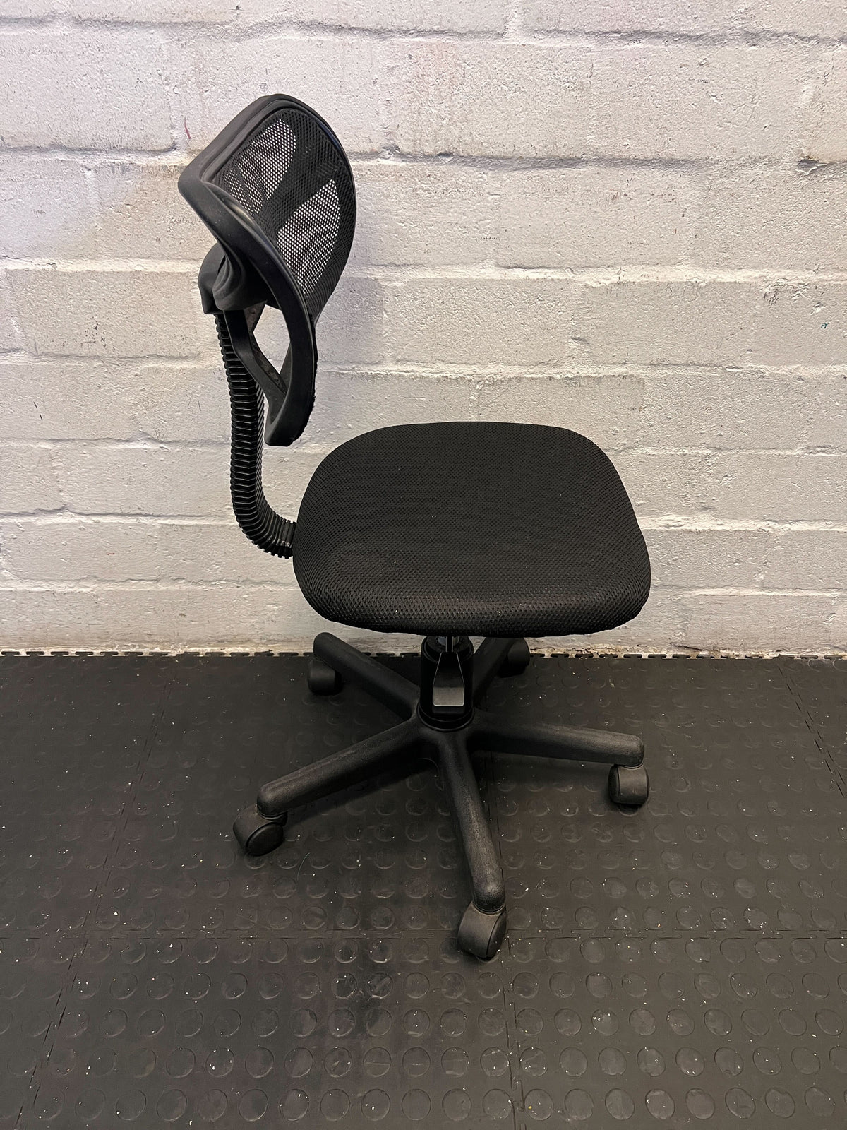 Stylish Black Mesh Office Chair with Adjustable Height