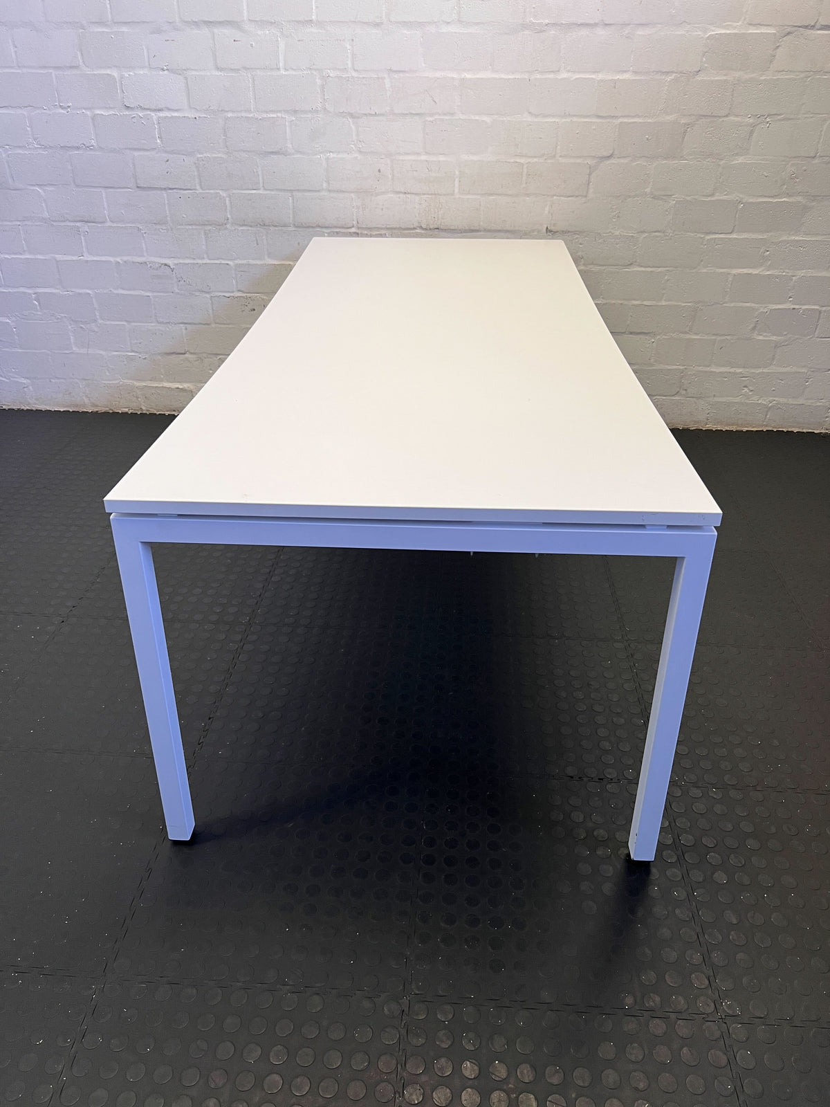 Modern White Office Desk with Curved Top – Great Condition