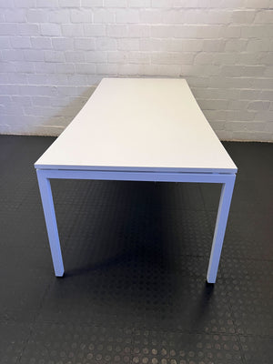 Modern White Office Desk with Curved Top – Great Condition