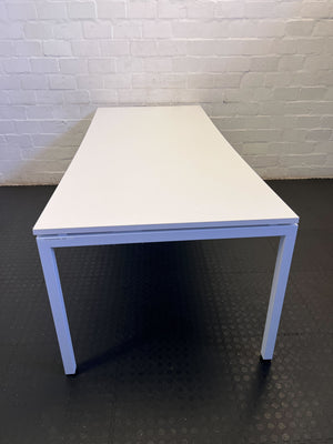 Modern White Office Desk with Curved Top – Great Condition