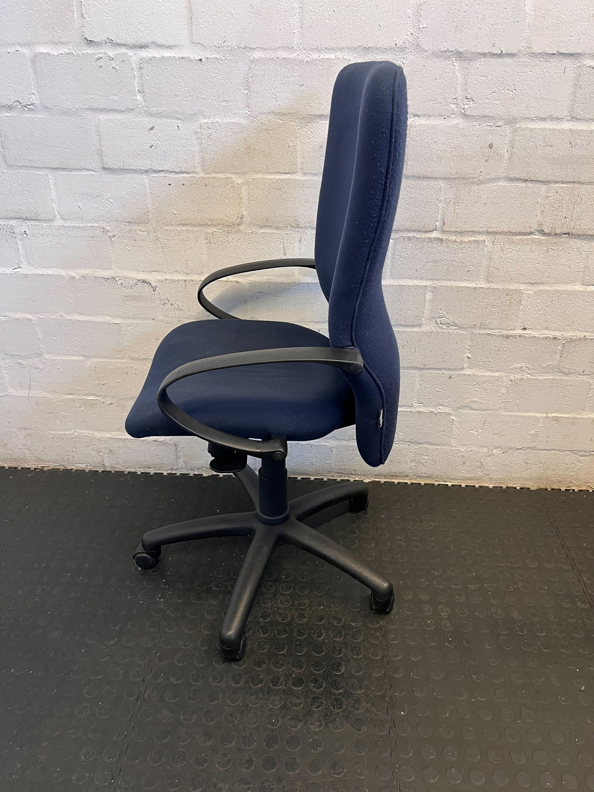 Ergonomic Navy Office Chair with Minor Wear - Comfortable & Versatile