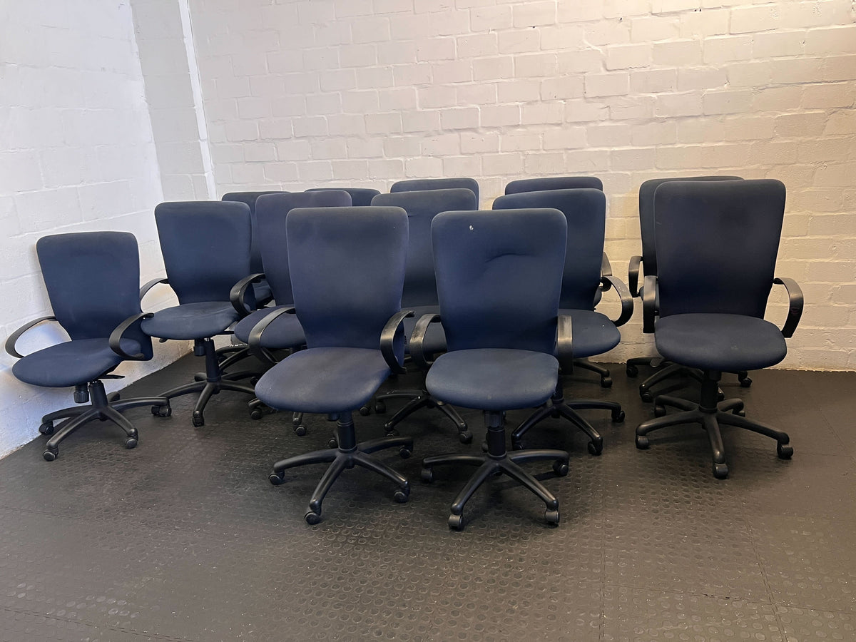Ergonomic Navy Office Chair with Minor Wear - Comfortable & Versatile