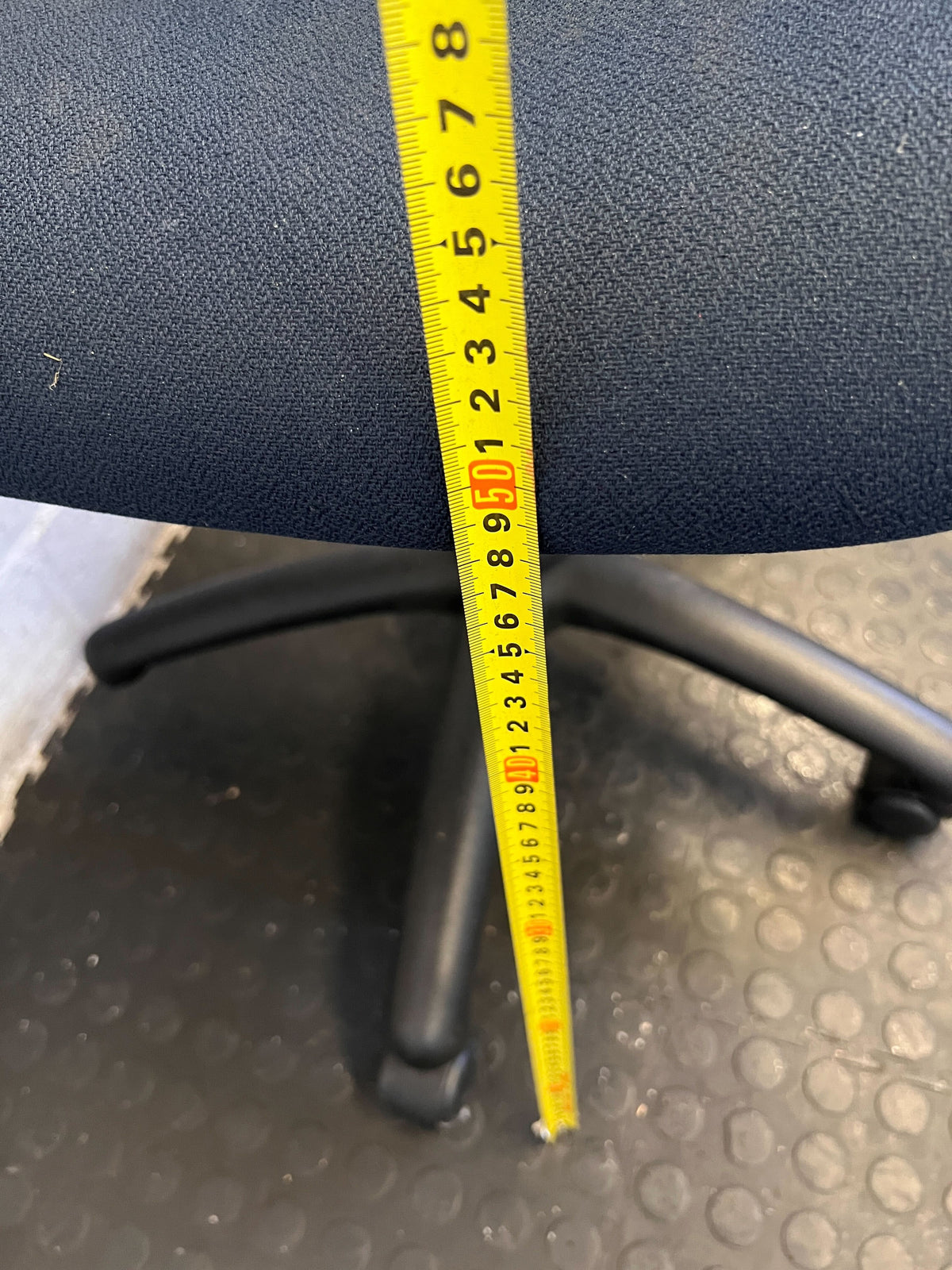 Ergonomic Navy Office Chair with Minor Wear - Comfortable & Versatile