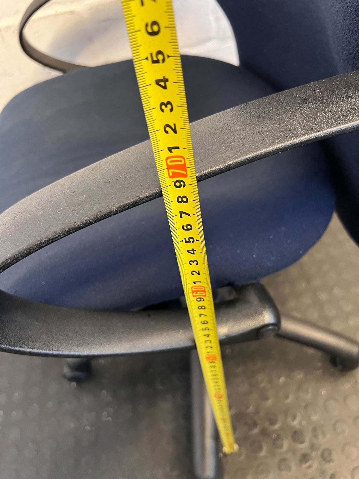 Ergonomic Navy Office Chair with Minor Wear - Comfortable & Versatile