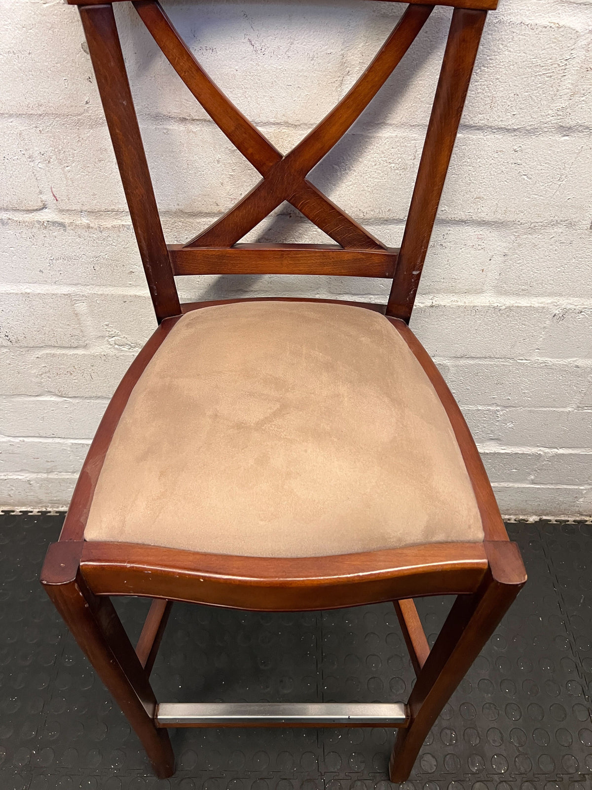 Elegant Wooden Bar Stool with Soft Upholstered Seat – Minor Wear - 2ndhandwarehouse.com