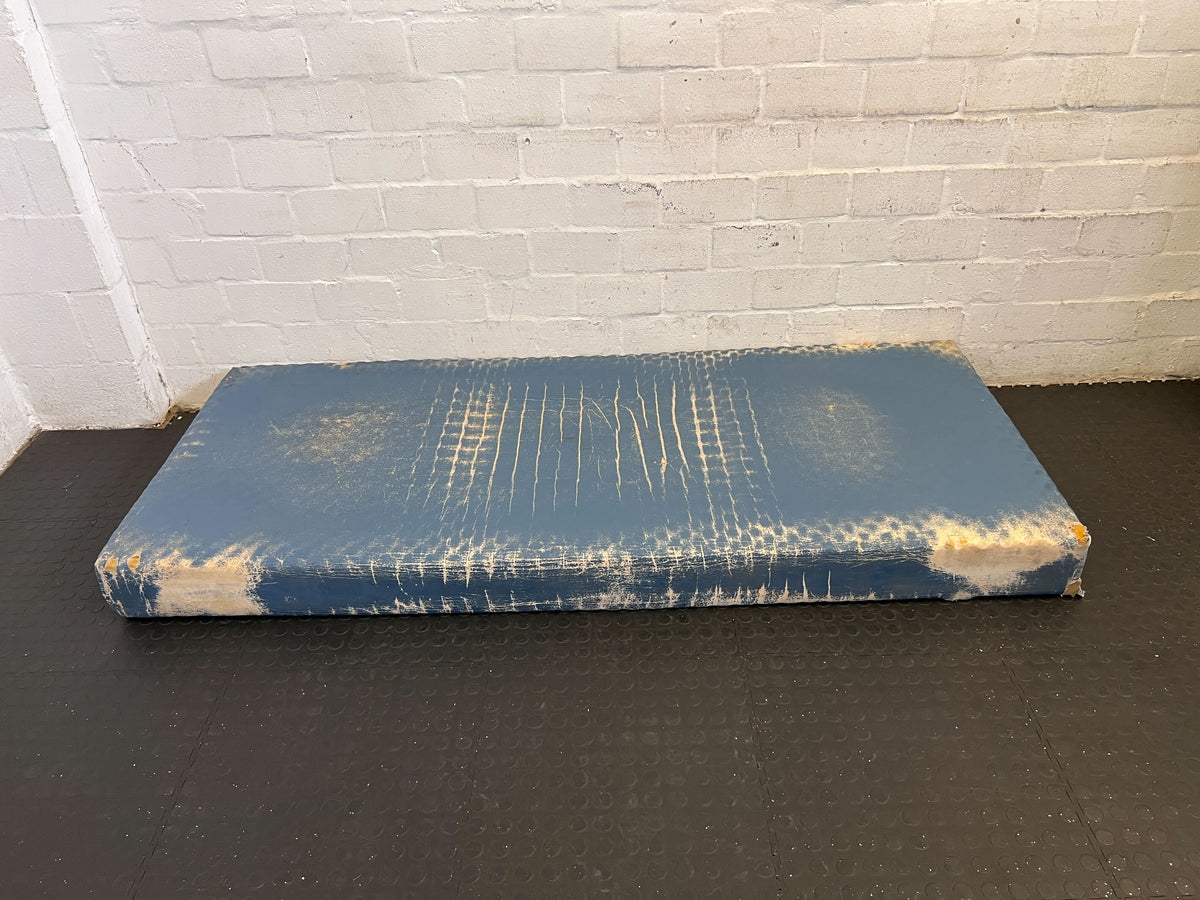 Comfortable Blue Foam Single Mattress - Minor Wear, Affordable Sleep Solution