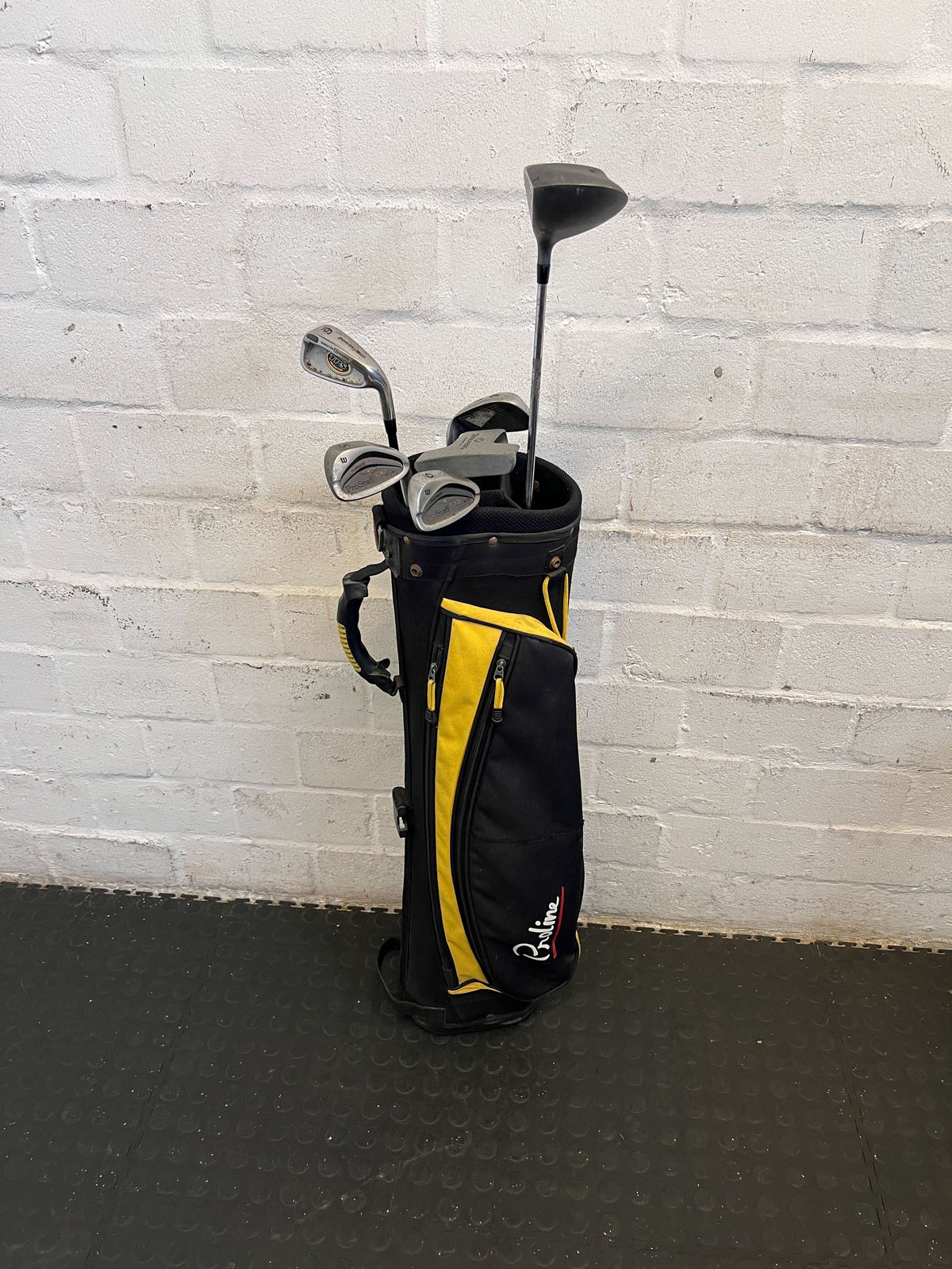 🏌️‍♂️ Stylish Black and Yellow Golf Bag with Clubs – Great Condition!