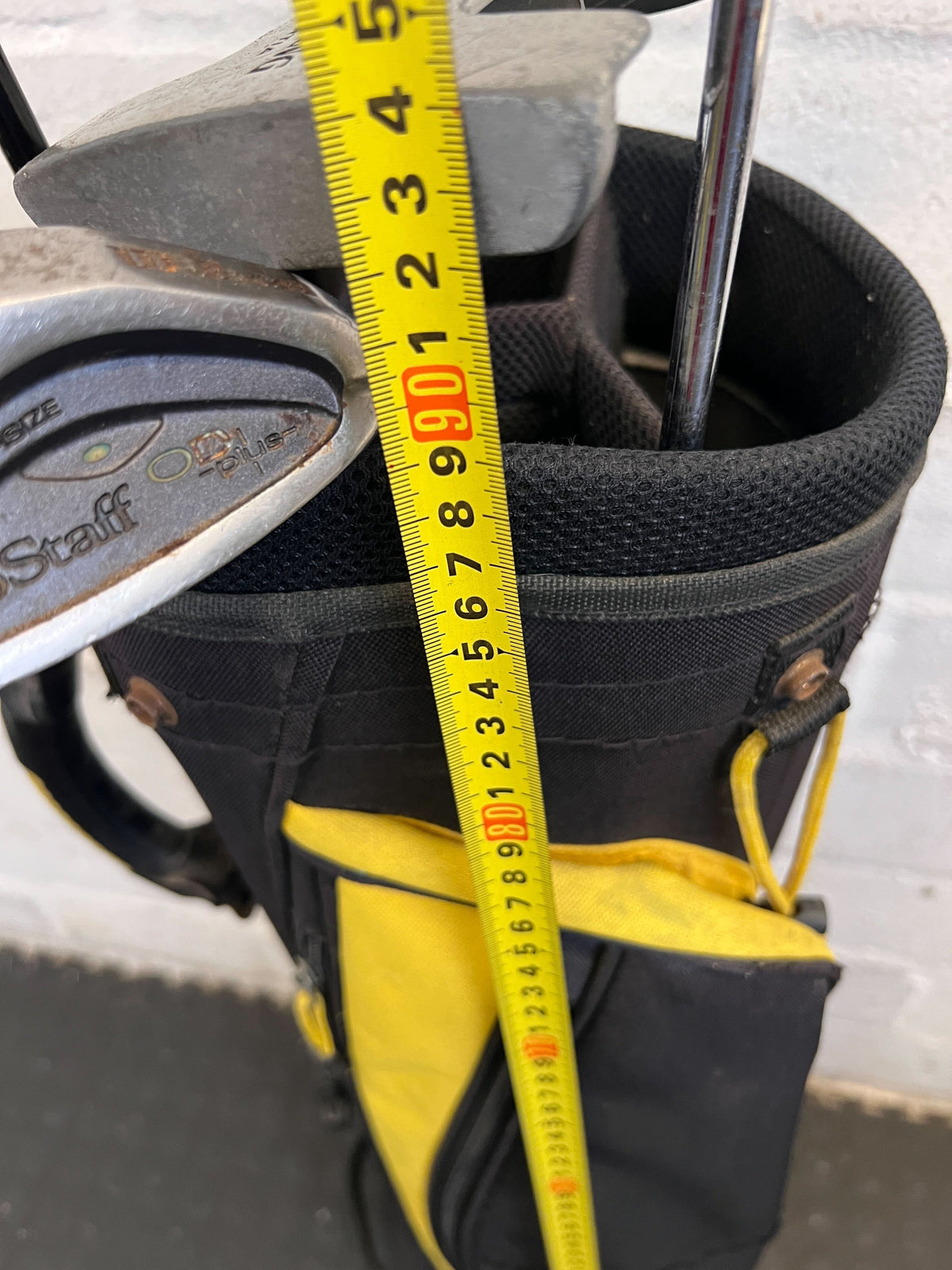 🏌️‍♂️ Stylish Black and Yellow Golf Bag with Clubs – Great Condition!