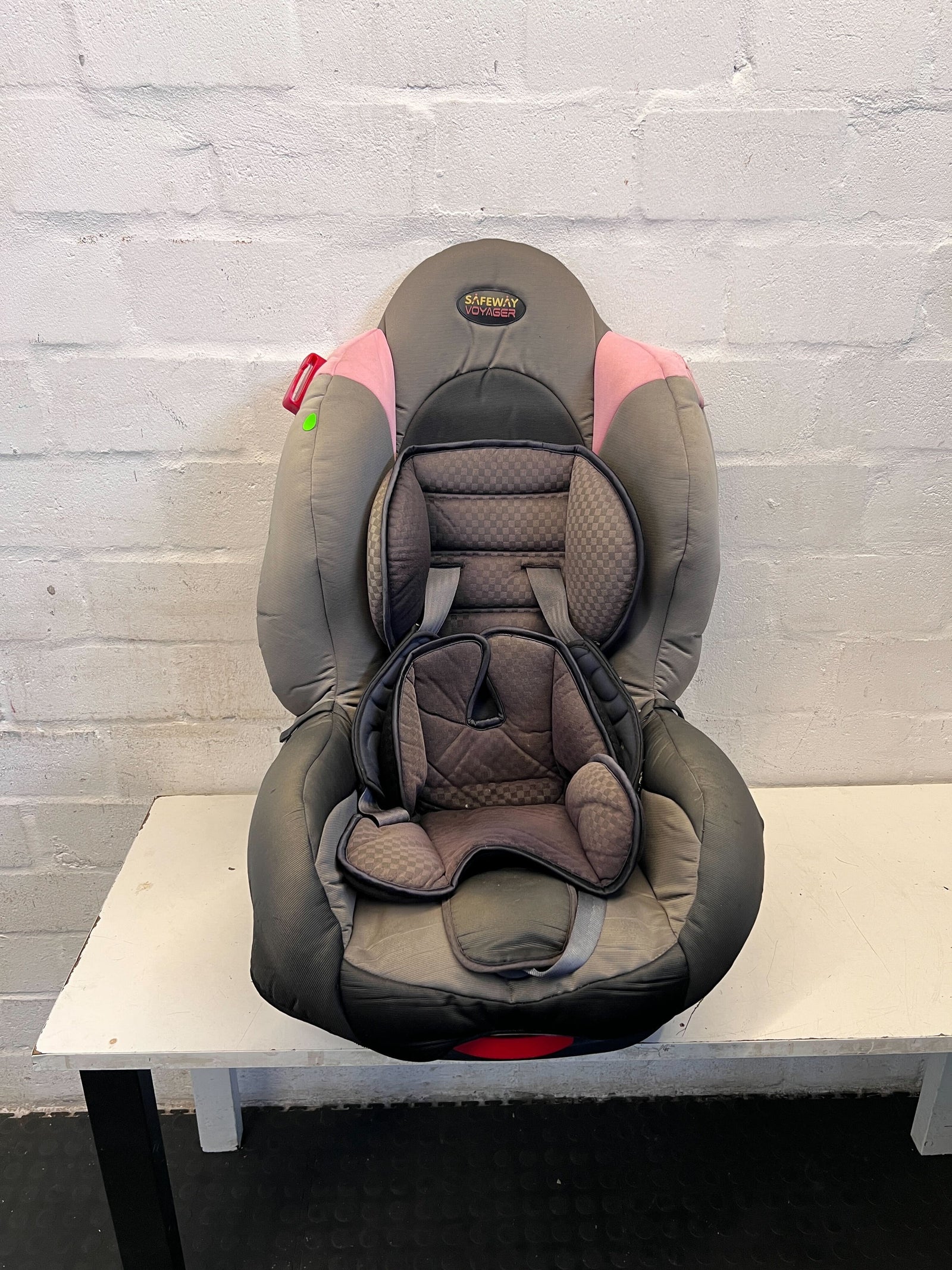 Safeway Voyager Car Seat - Grey & Pink, Minor Wear