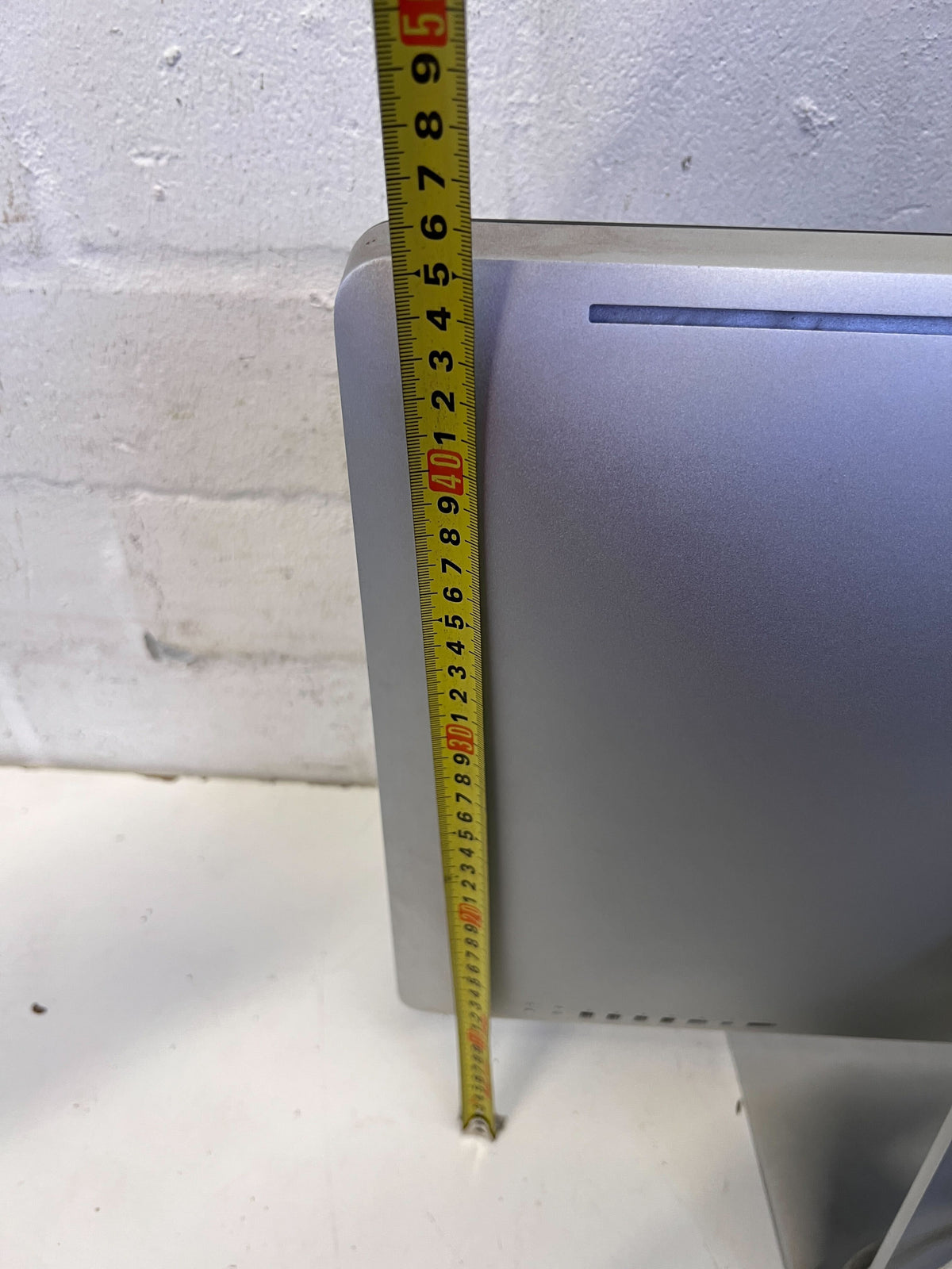 Apple iMac Desktop Computer intel core i5 4GB RAM with Silver Finish and Wireless Keyboard