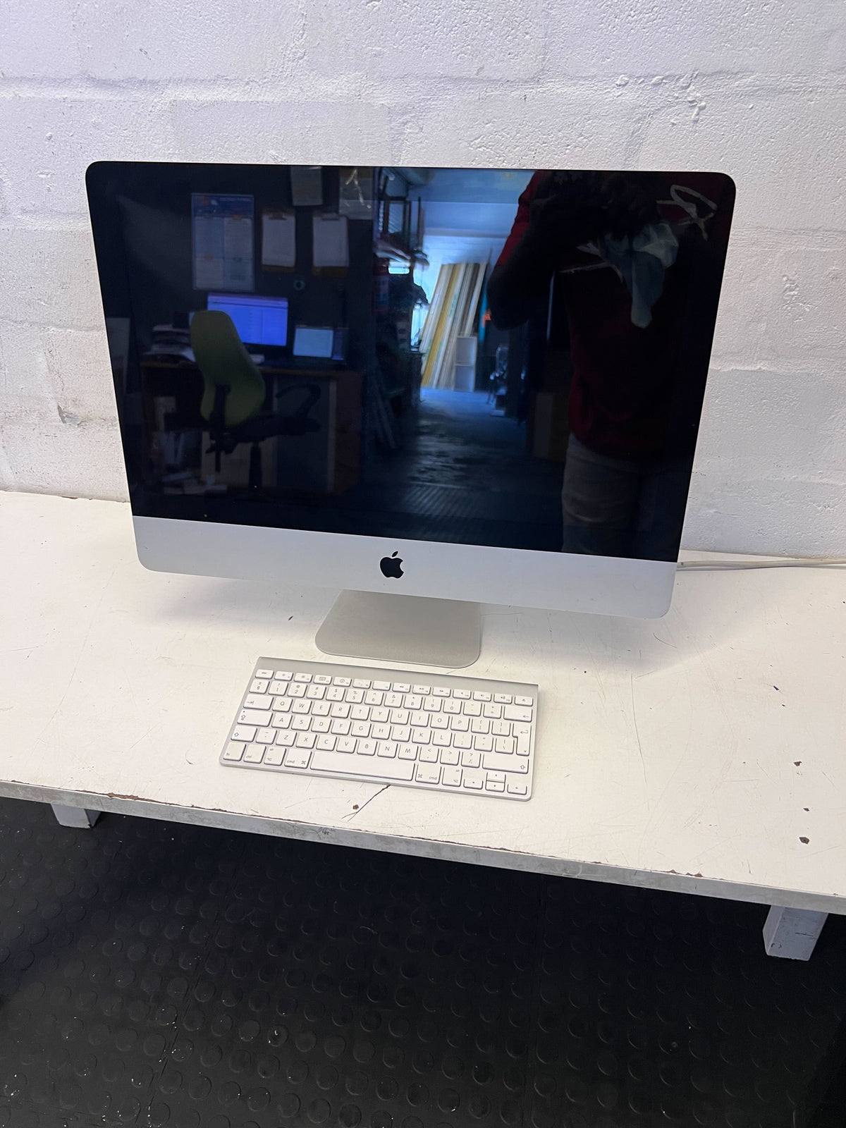 Apple iMac Desktop Computer intel core i5 4GB RAM with Silver Finish and Wireless Keyboard